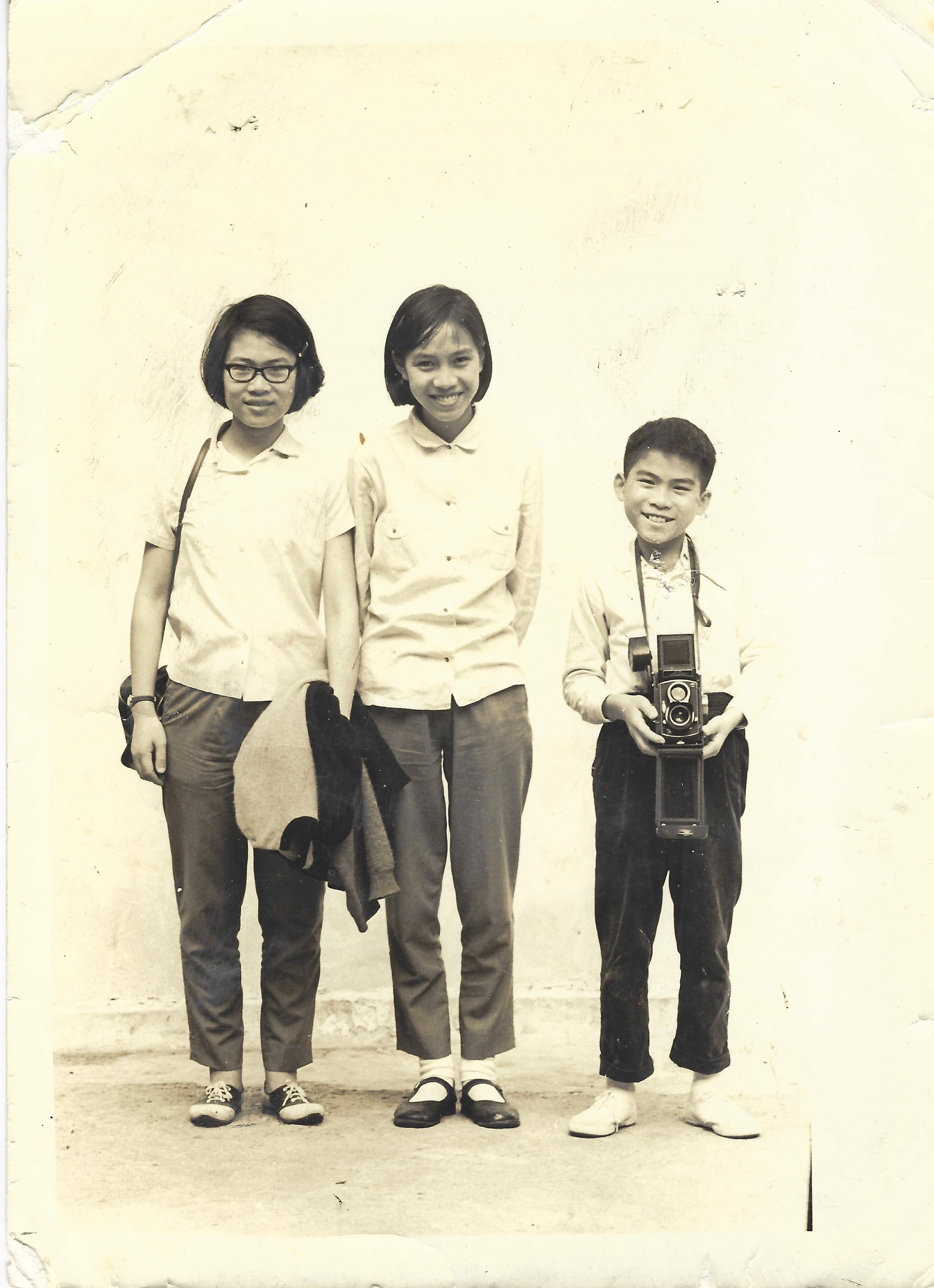 圖六：左起龍夢凝、龍愿凝、龍天翼三姐弟攝於1967年某次遠足。