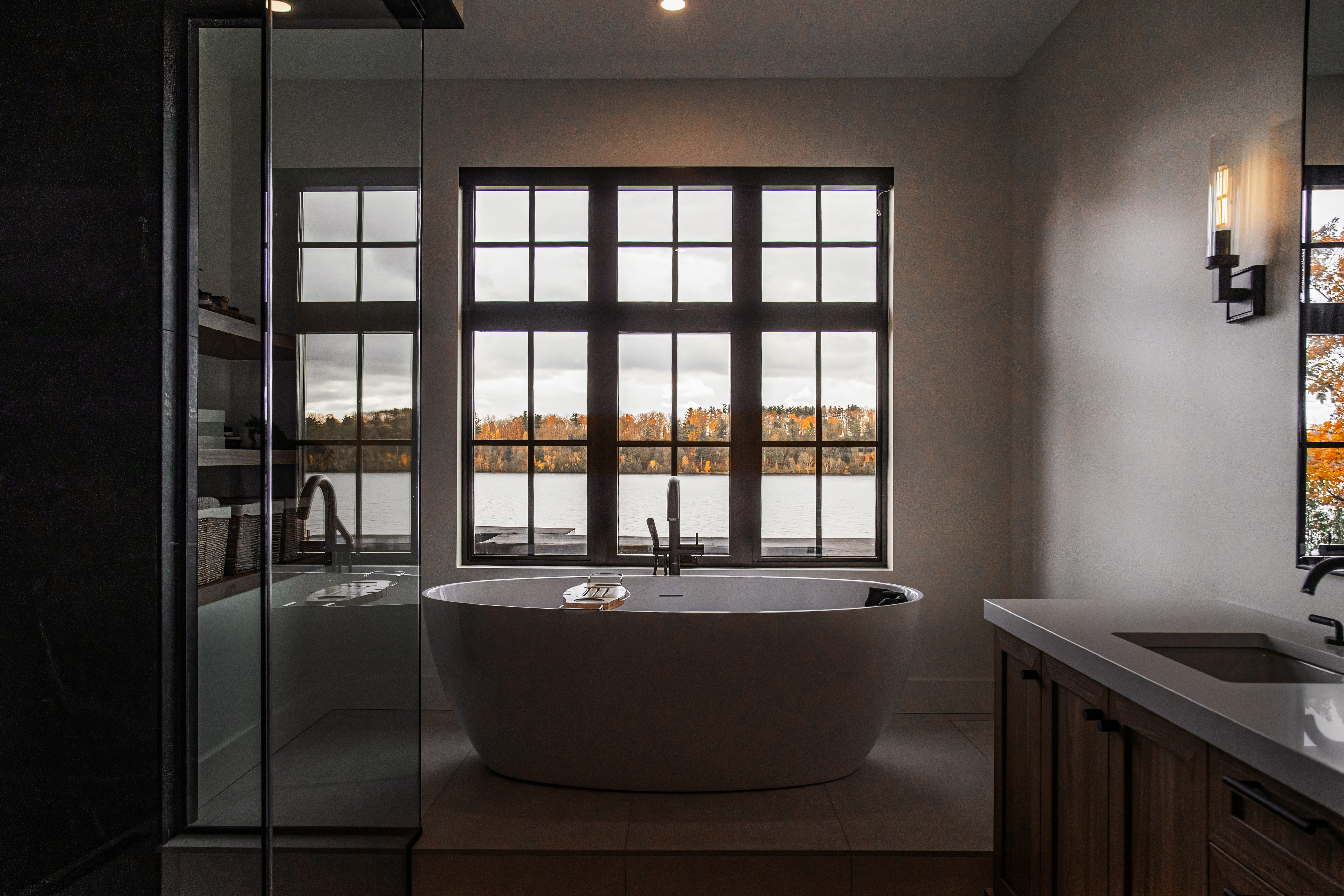 Salle de bain haut de gamme avec vue sur la rivière – espace détente lumineux et apaisant