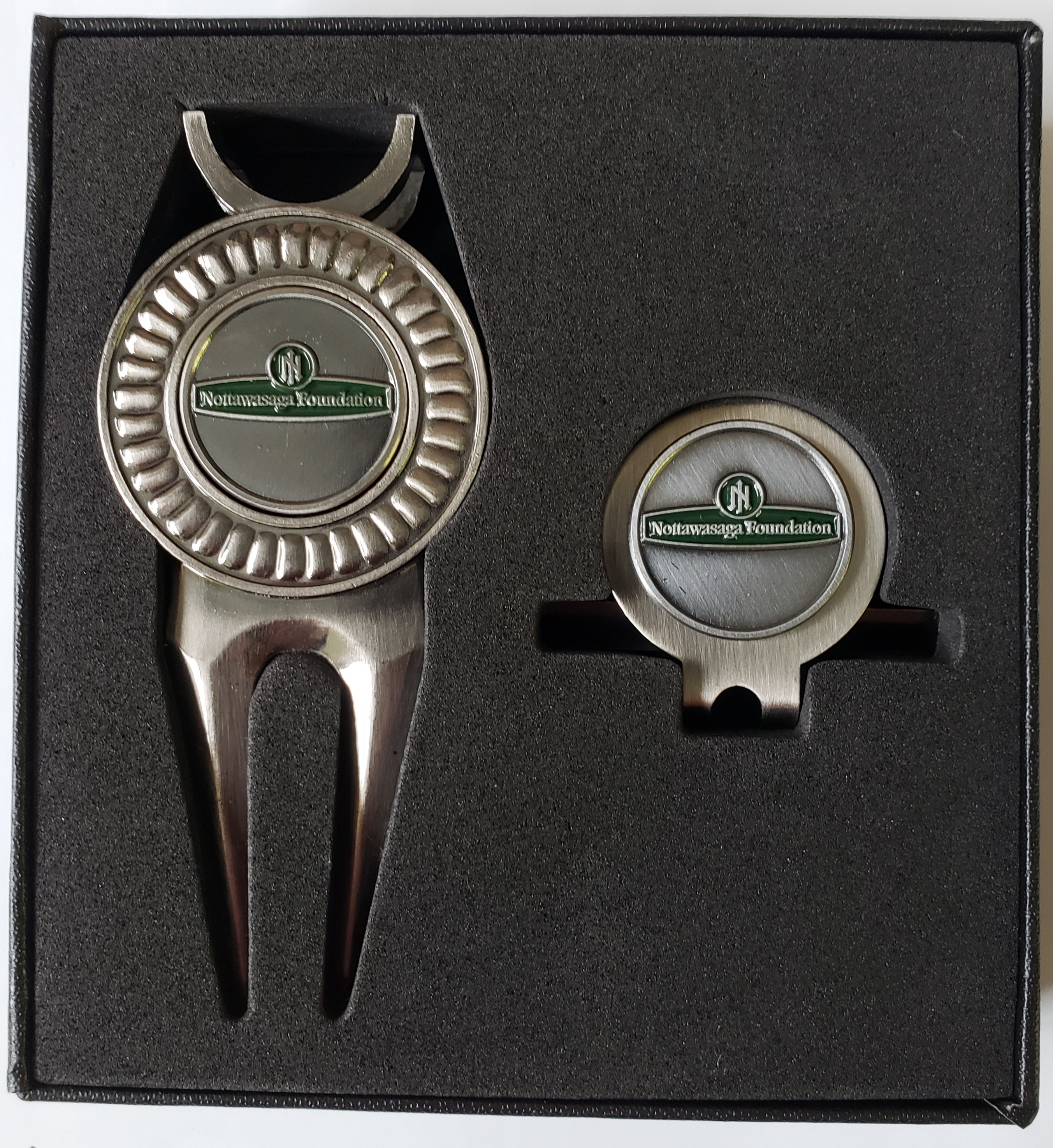 BOXED DIVOT TOOL & HAT CLIP WITH BALL MARKERS – COMPLETELY CUSTOMIZED 

Elegantly Boxed Golf Set with Divot Tool & Hat Clip. 
Includes Die-Struck Custom Ball Marker with Each Item. 
22mm D on ball marker.
Available in Gold, Silver, Antique Silver, Brass or Black
Die-Struck. Price Includes 4 Colours.
Min Purchase Of 50 - $18 Each

OPTIONS
Additional Colour in Divot Repair Tool is $1.25
Custom Printing of One Colour Logo on the Gift Box is $2
Add $1 Per Additional Colour on Gift Box
Custom Pricing for Any Purchases Over 100 Units


