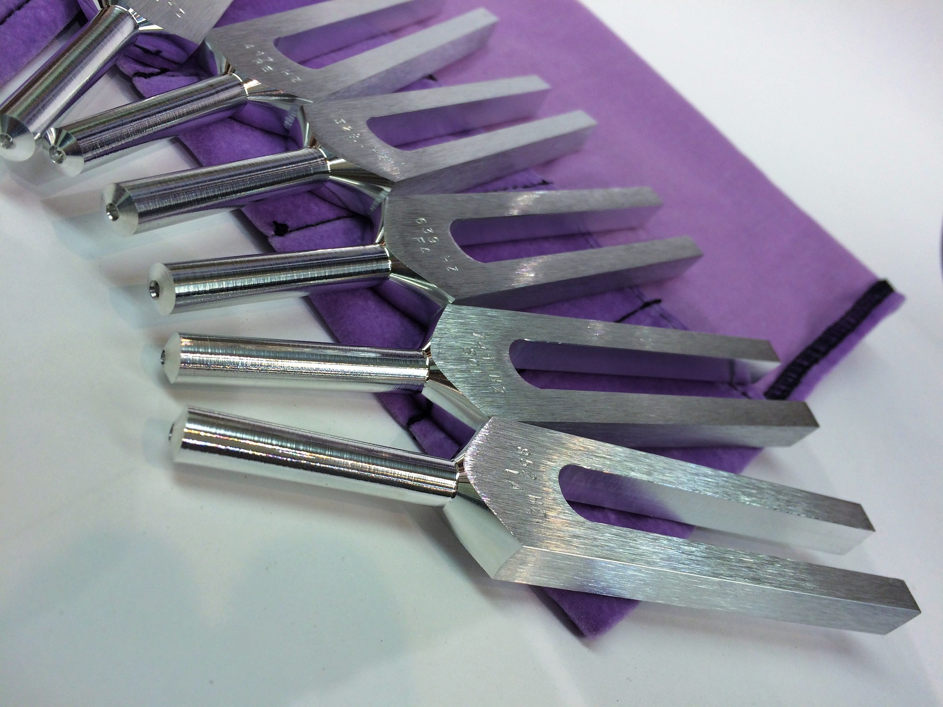 https://0901.nccdn.net/4_2/000/000/053/0e8/sorufejio-tuning-fork-1906319_1920.jpg