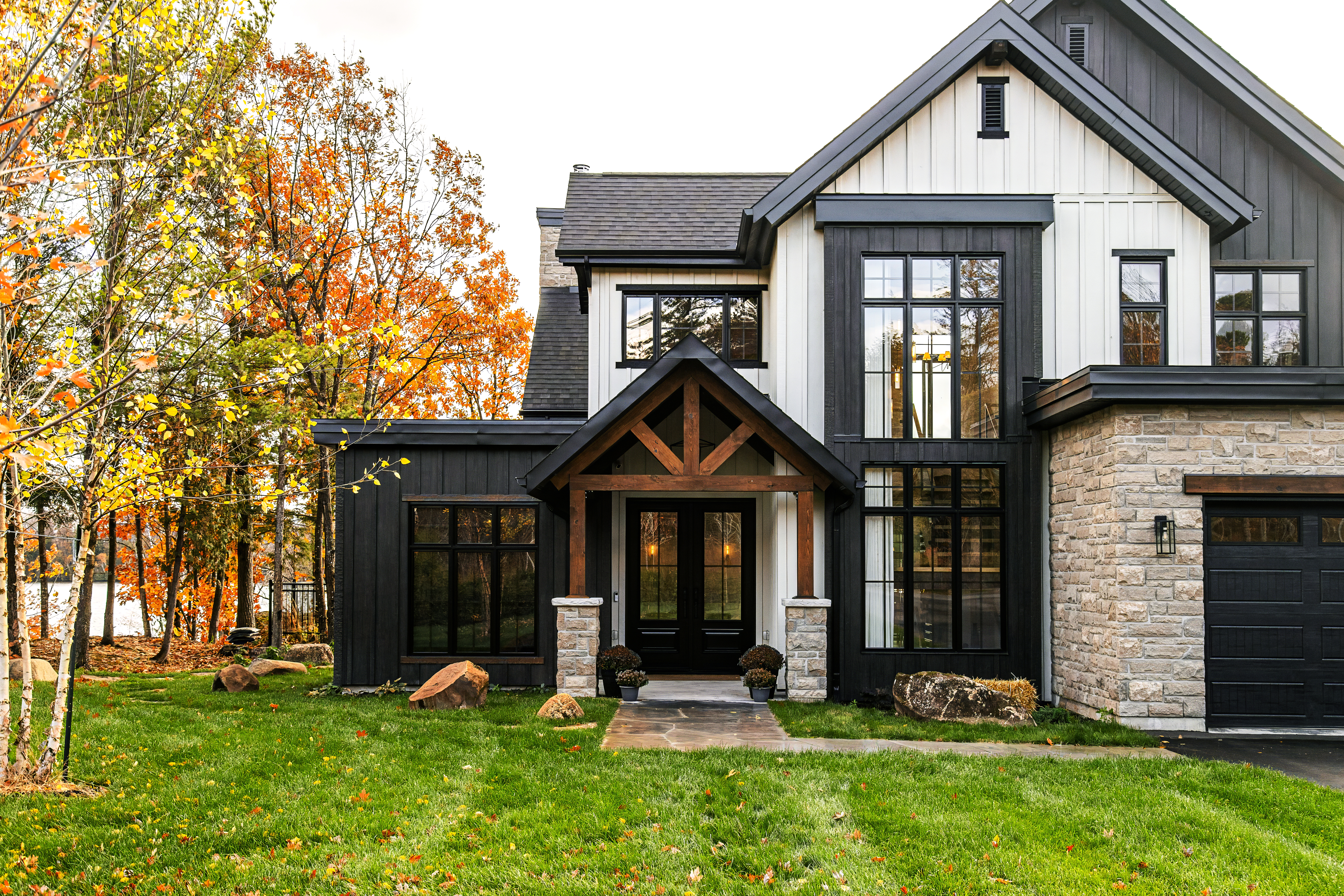Façade d’une maison neuve réalisée par Groupe Jomac – design moderne et finition haut de gamme