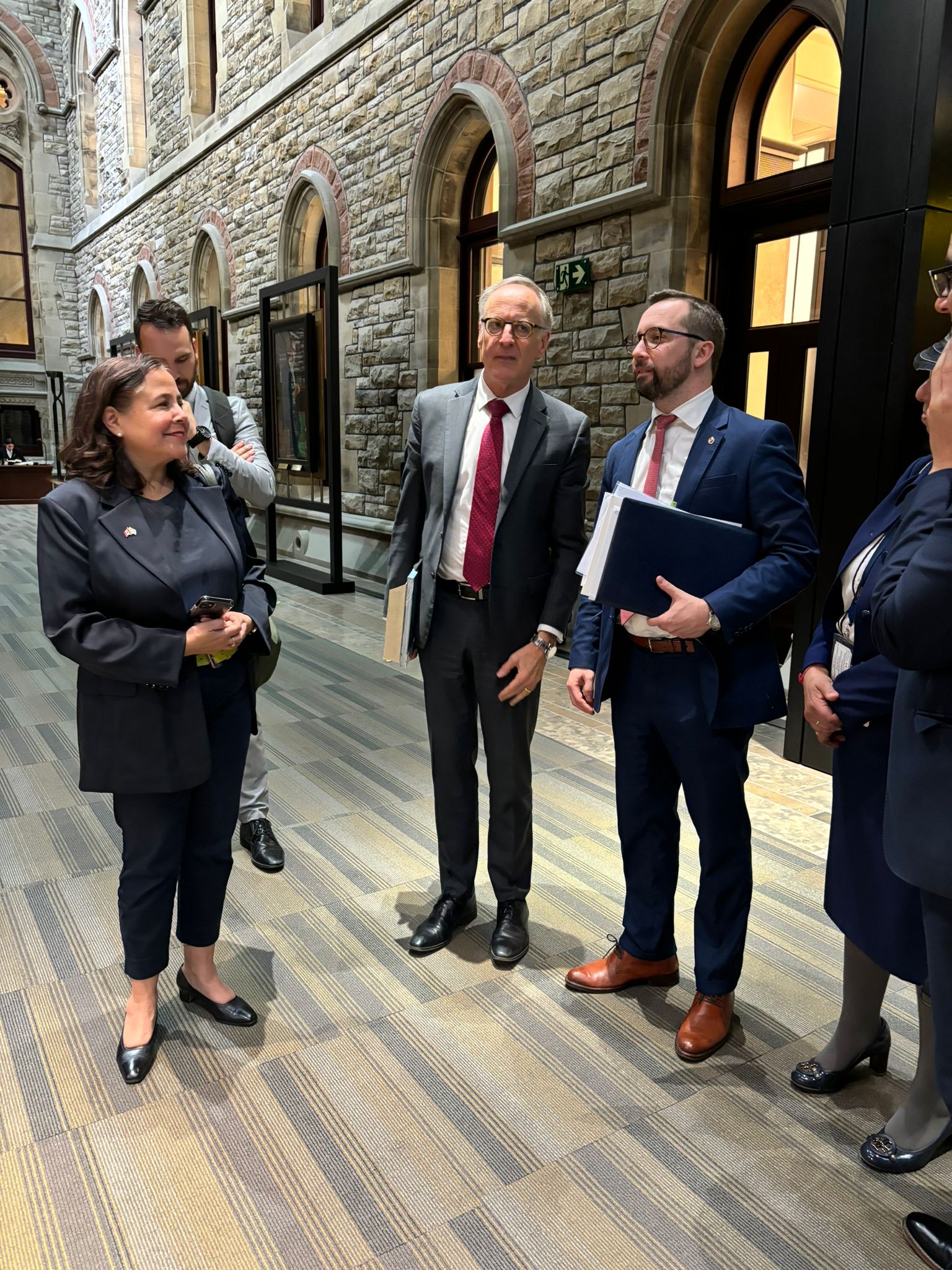 jueves 13 de junio de 2024, Visita al Parlamento y Reunión con el Honorable Ralph Oliphant MP y el Viceministro Albertoni