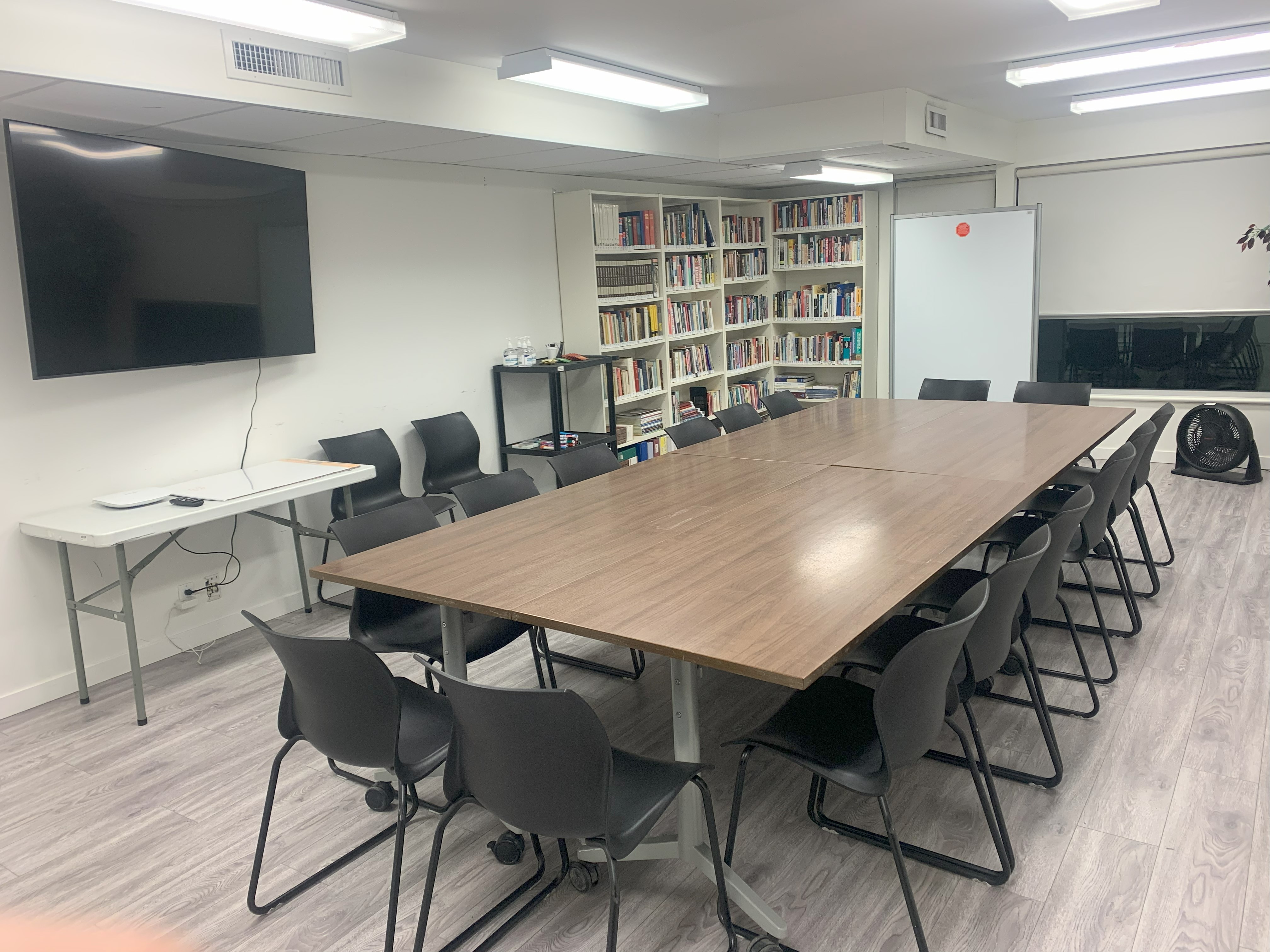 https://0901.nccdn.net/4_2/000/000/057/fca/meeting-room-3.jpeg