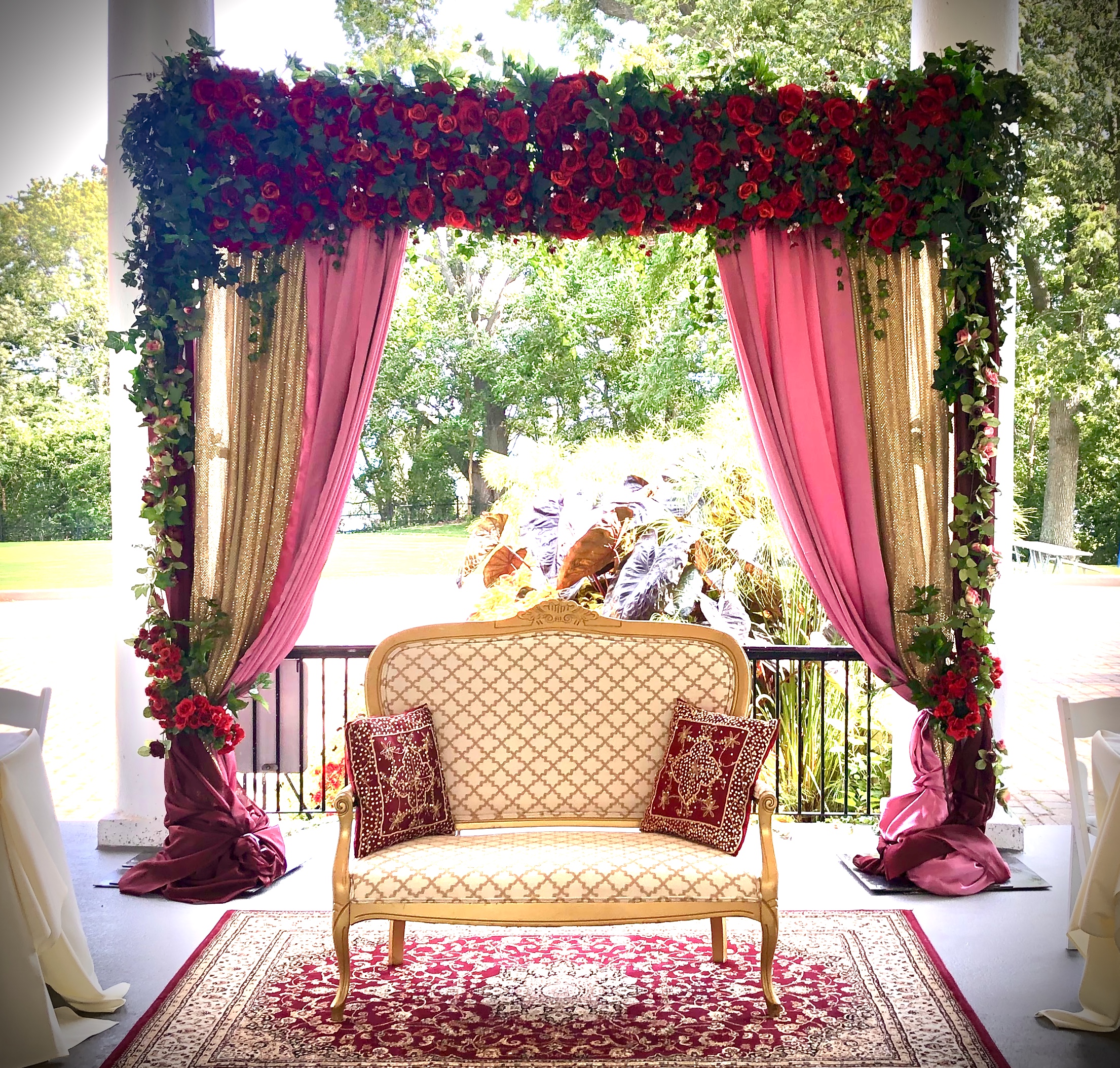 https://0901.nccdn.net/4_2/000/000/057/fca/red-roses-arch.jpg
