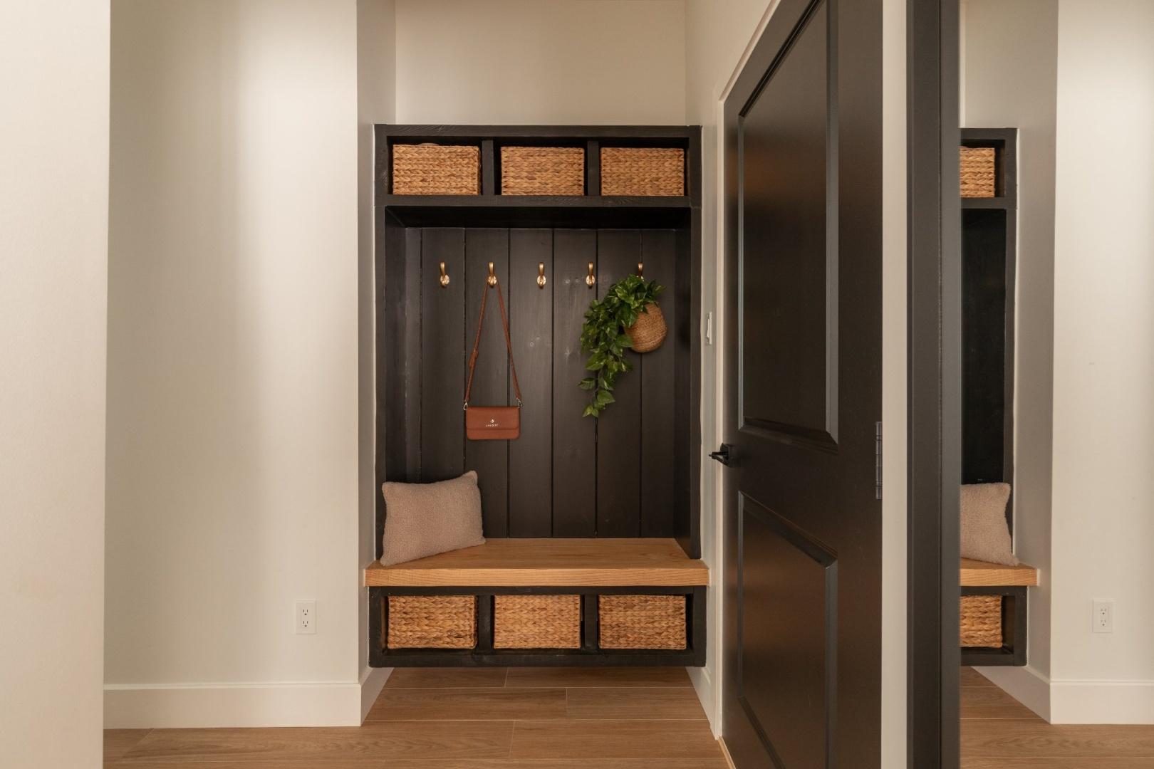 Coin mudroom fonctionnel avec crochets – espace d’entrée pratique et organisé