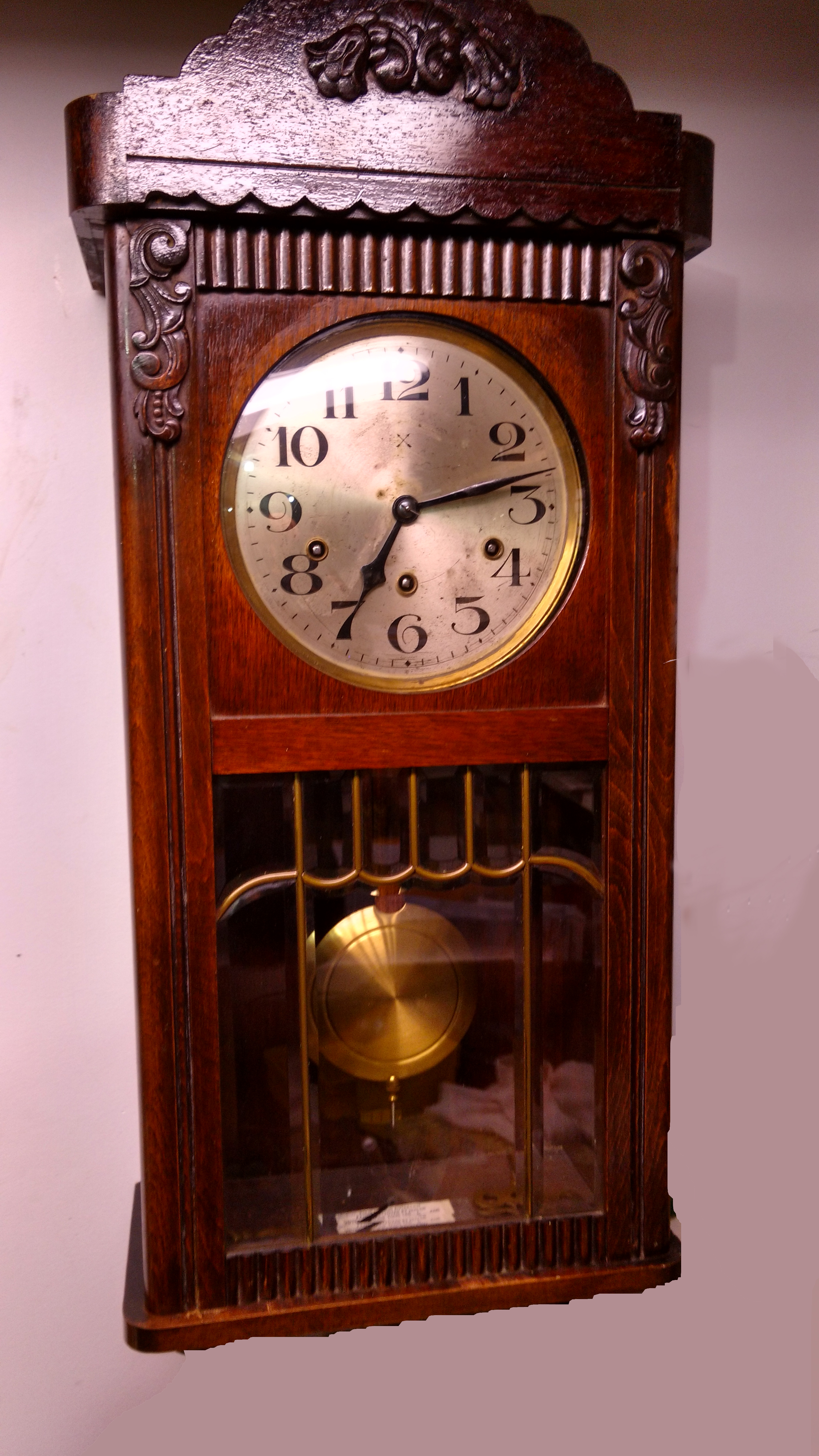 Cette horloge allemande de marque Hamburg American possède un carillon Westminster. La restauration est commencée mais n'est pas complétée. 