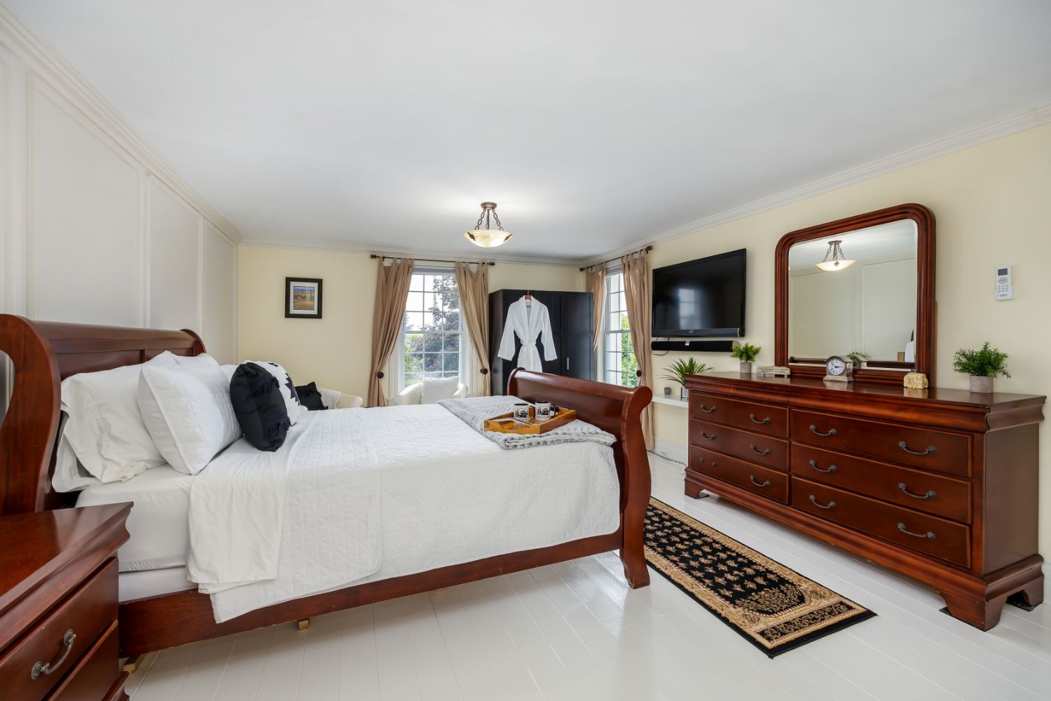 Hotel room with a double bed and a sofa