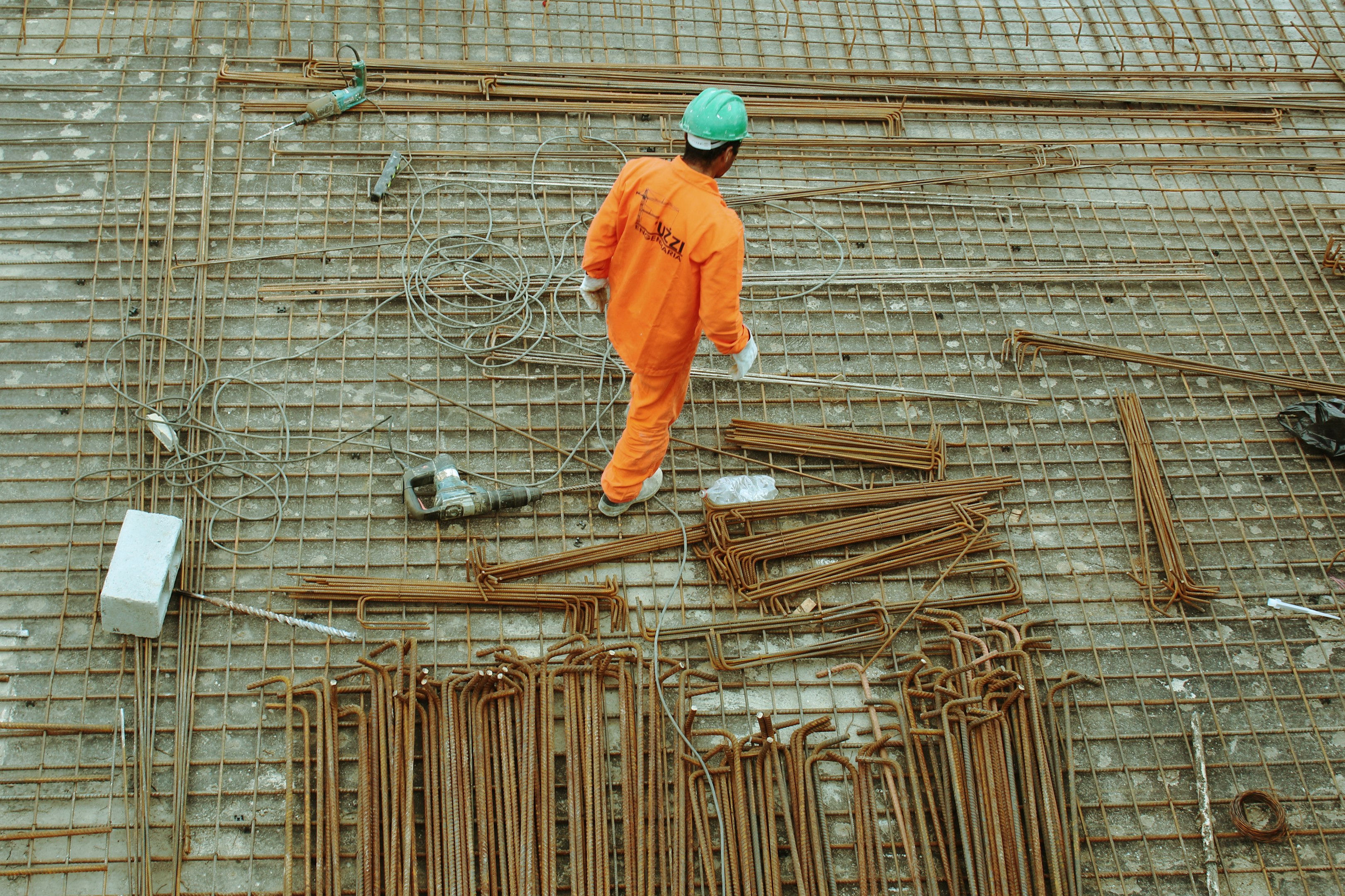 homme marchant sur un chantier