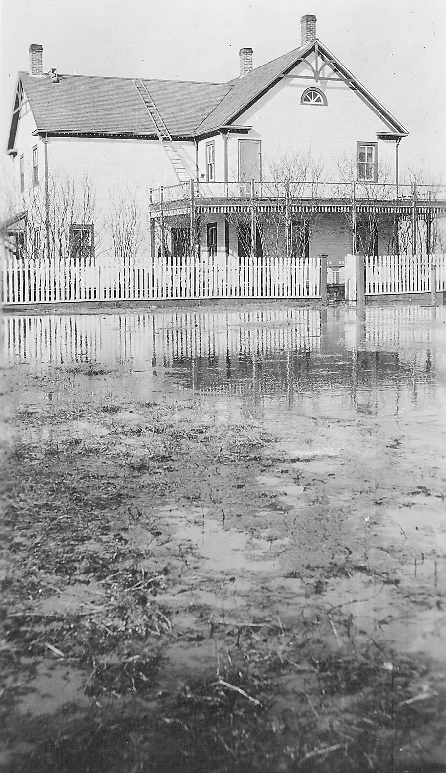 Old Bay House flooded 1934.
998.05.23.44 / Lamberton, Rev Hugh and Lillian 