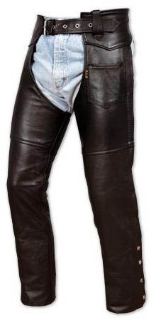 A-Pro Chaps cuir
Cuir de vachette aniline pleine 
fleur de 1.5 mm de première qualité
Ouverture latérale par zip et 
boutons dans le bas
Poche extérieure
Poches intérieures pour mettre 
des protections aux genoux
Tailles disponibles : 34 -38
Prix: 287.84$