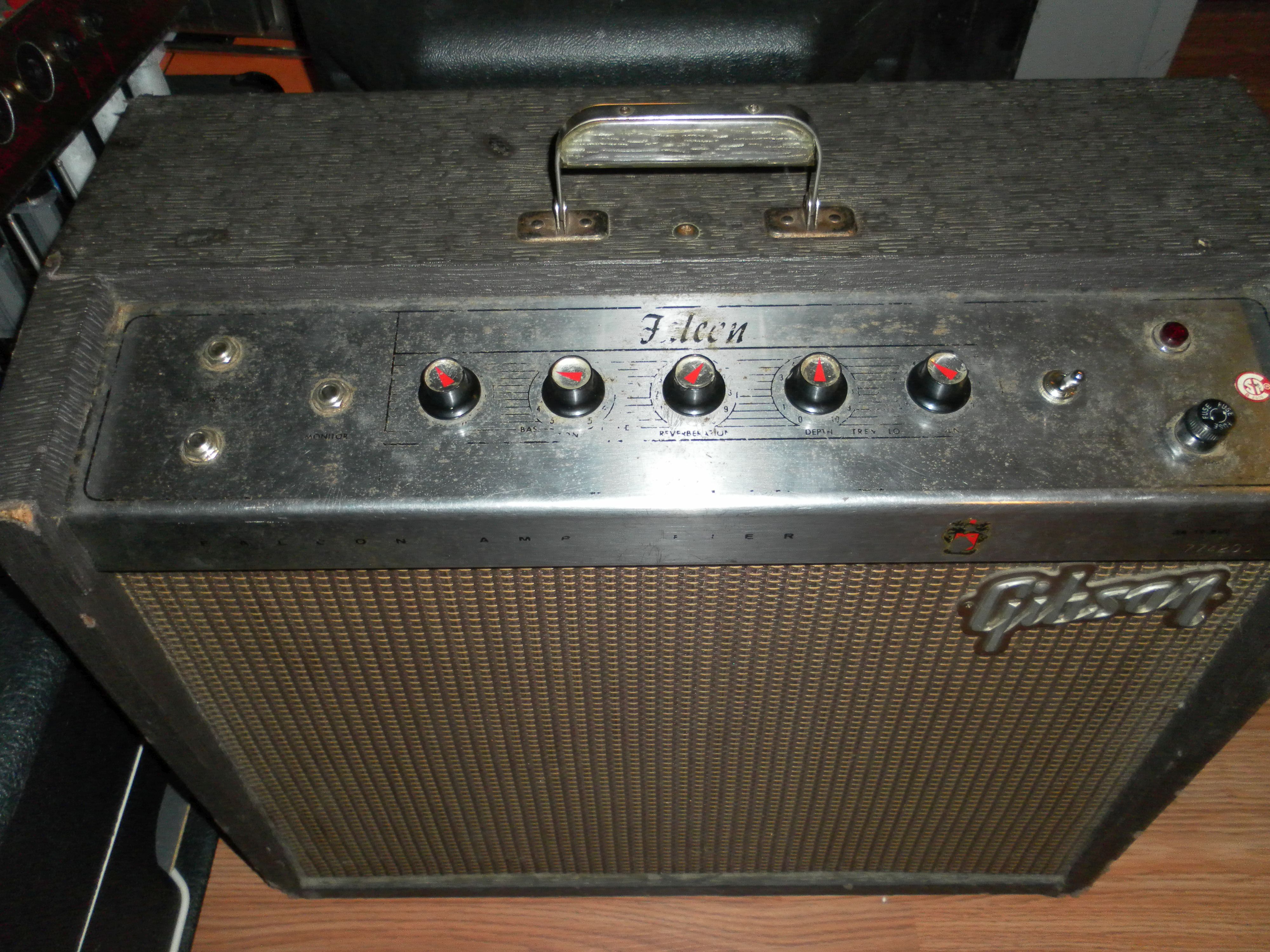 Cool chevron on the Falcon control pots