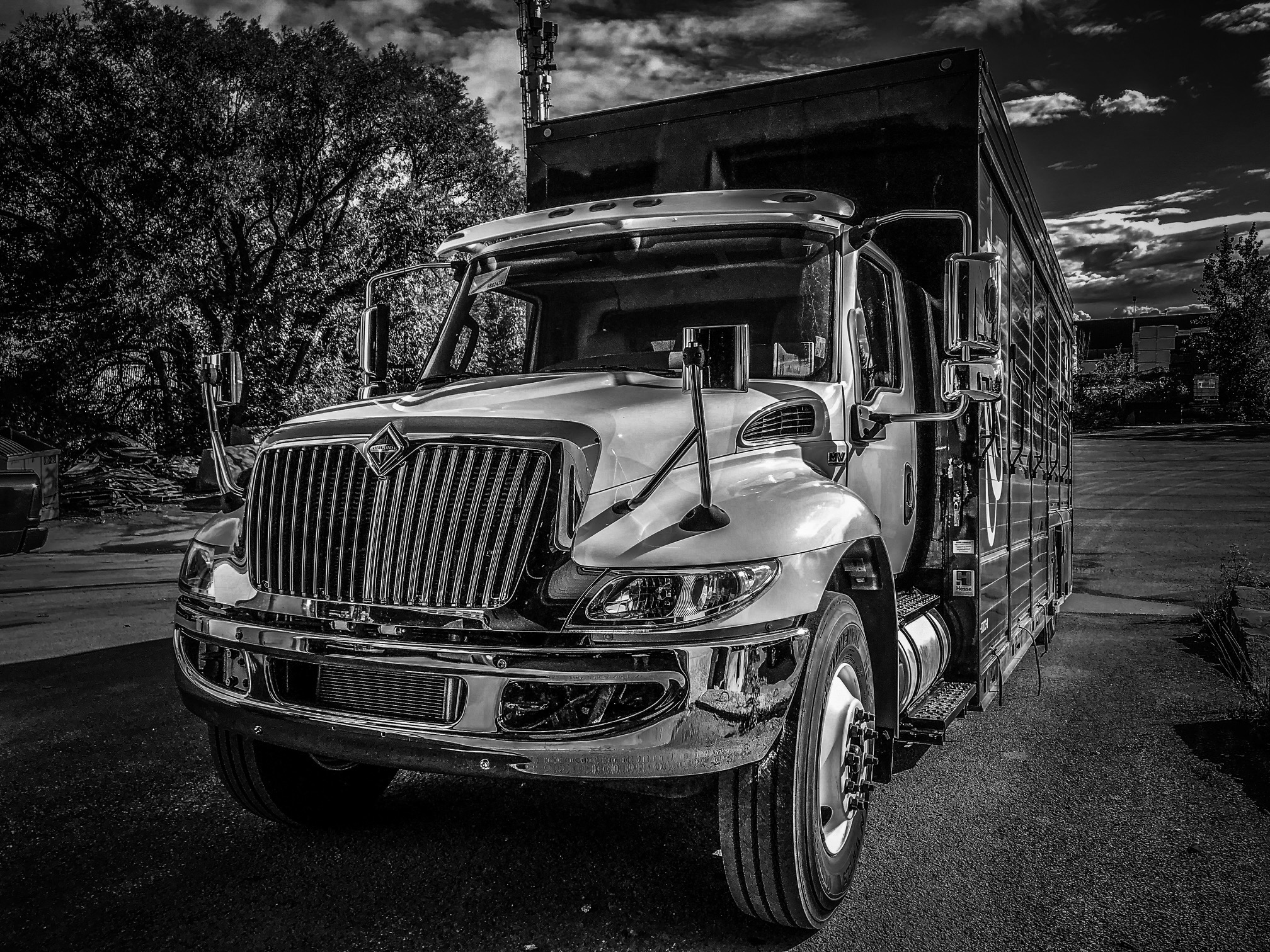 Deux canettes de boisson gazeuse sur une table ronde dans un supermarché moderne, avec des plantes en pot et des étagères en arrière-plan.