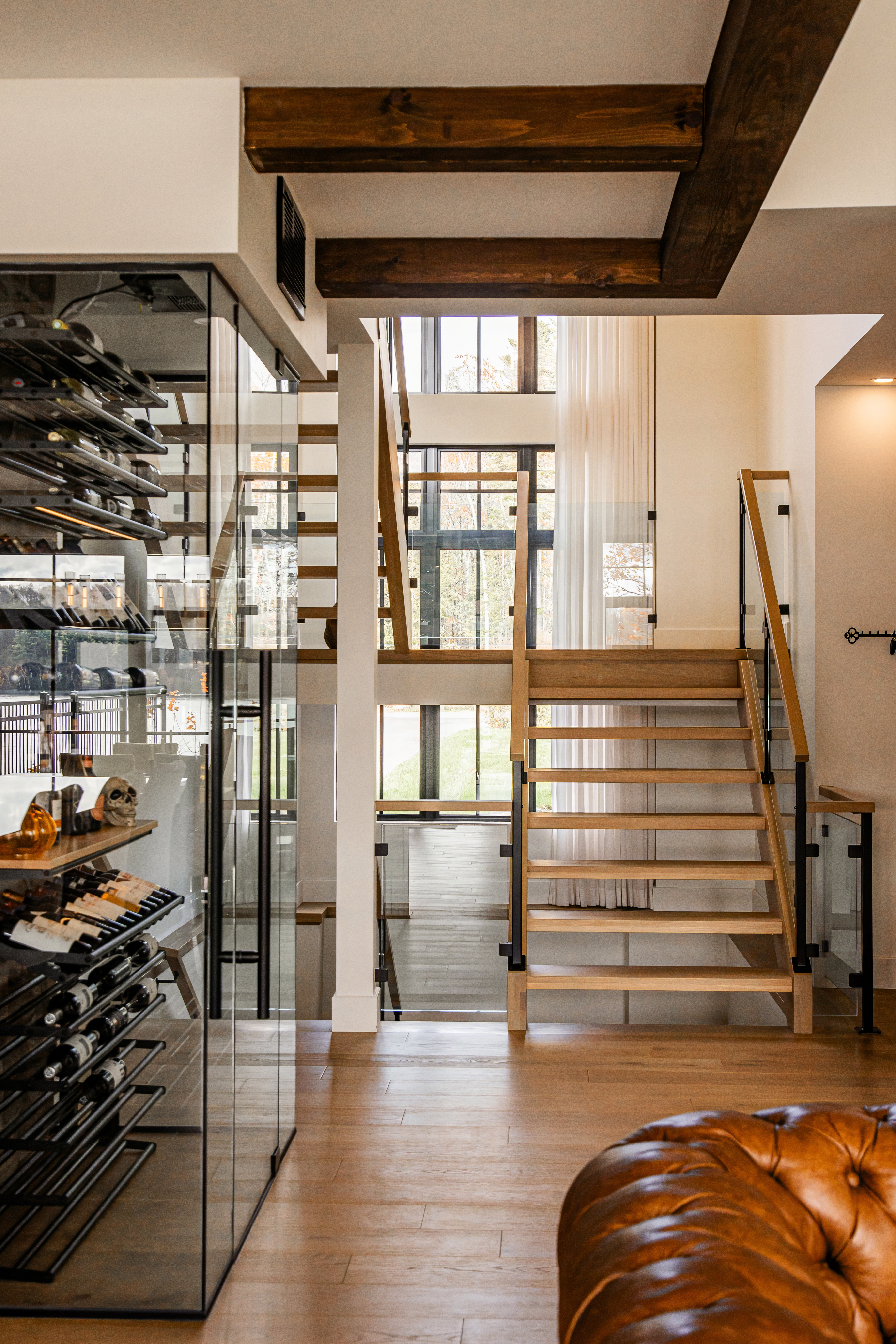 Escaliers en chêne massif avec limons latéraux et garde-corps en verre – design moderne et épuré