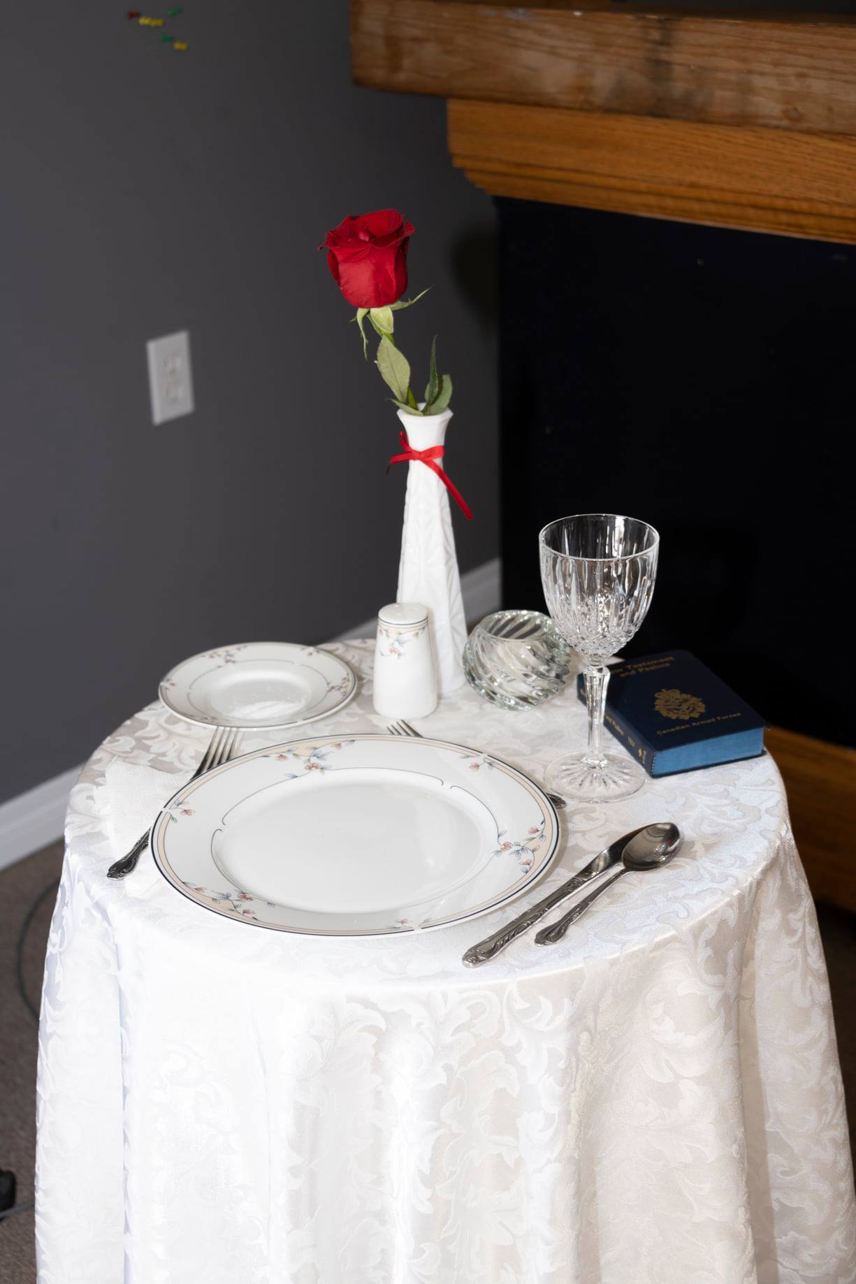 https://0901.nccdn.net/4_2/000/000/064/d40/lonely-soldier-table.jpg