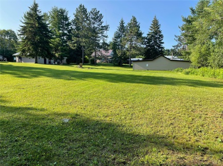 https://0901.nccdn.net/4_2/000/000/064/d40/spacious-cottage-yard.jpg