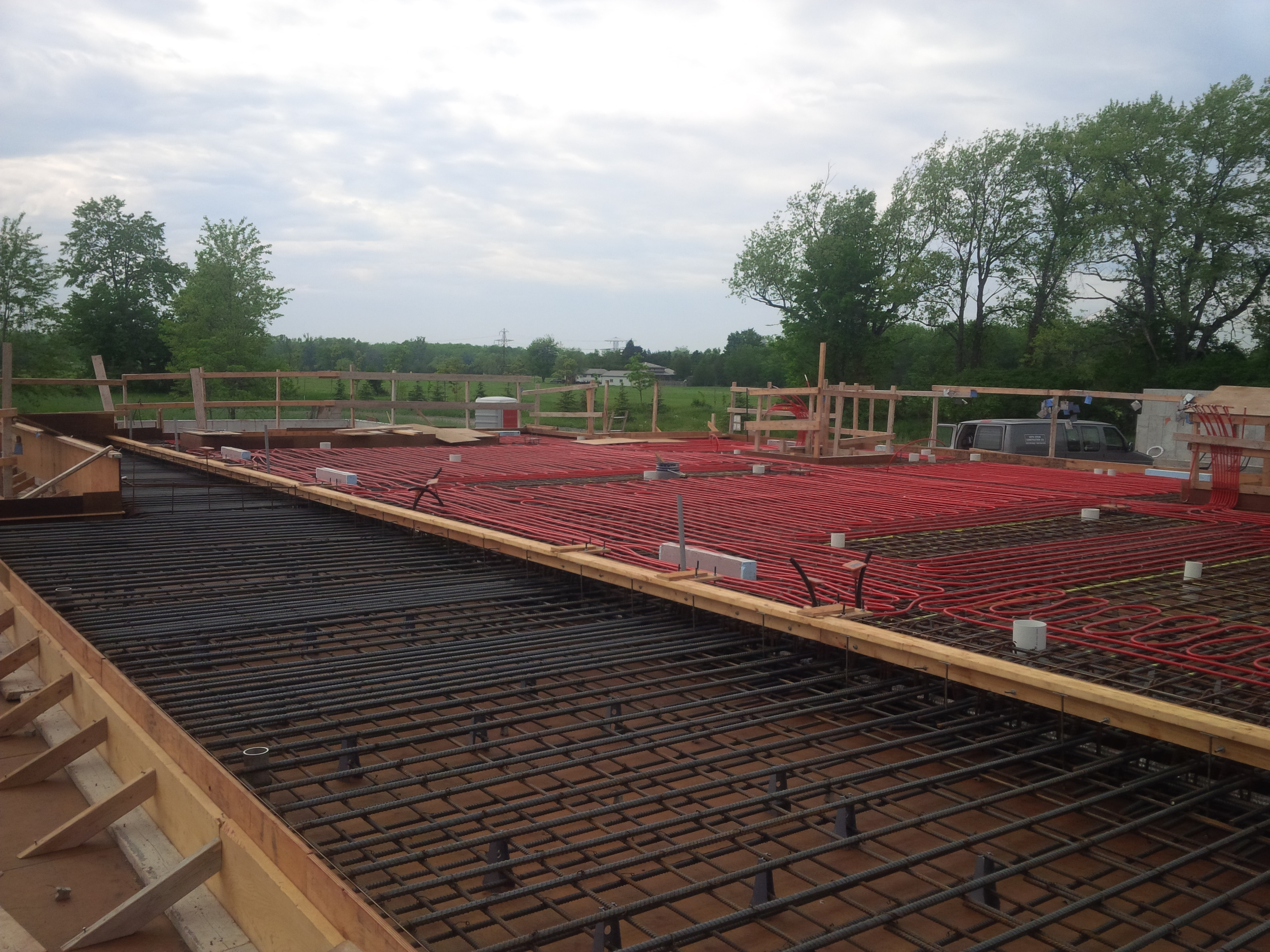 Suspended concrete deck with hydronic heating