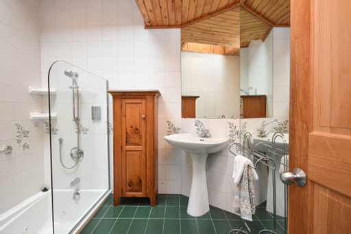 https://0901.nccdn.net/4_2/000/000/06b/a1b/brown-2nd-floor-main-bathroom-2nd-pic.jpg
