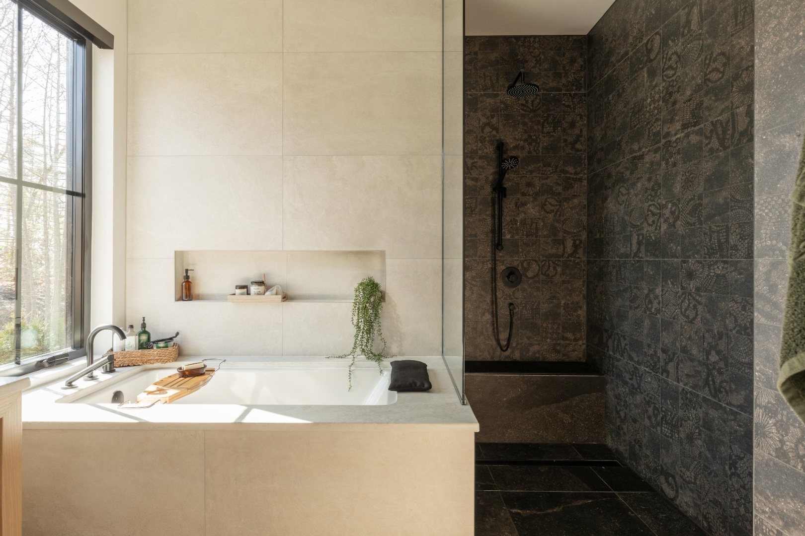 Salle de bain des maîtres avec douche à l’italienne et bain encastré – finition haut de gamme