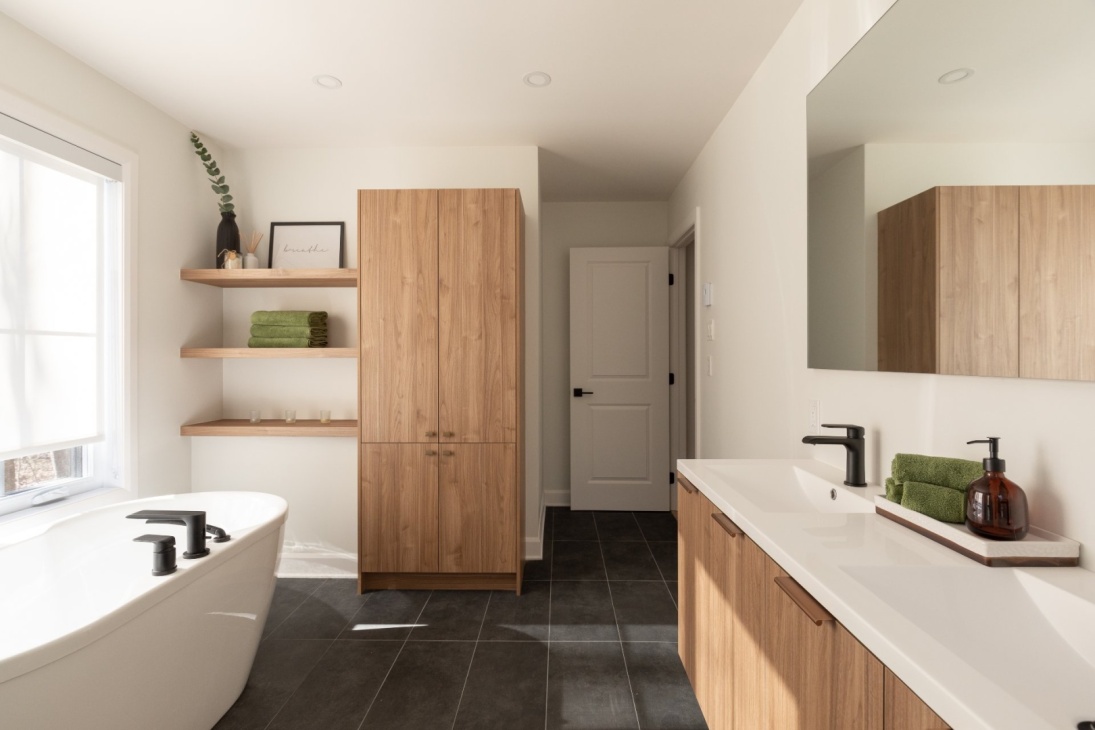 Salle de bain moderne et zen – espace fonctionnel au design épuré et relaxant