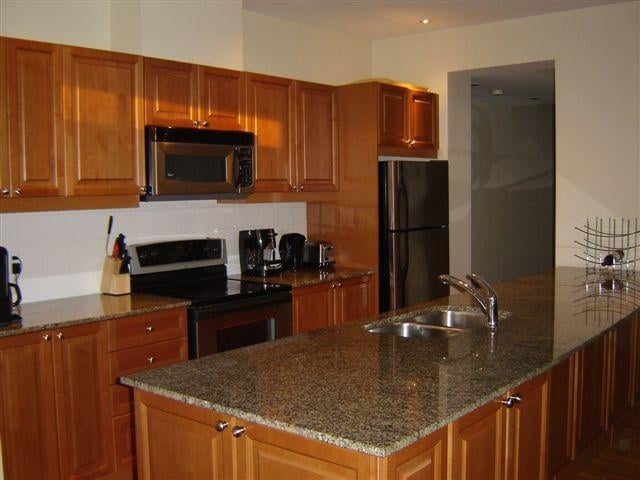 https://0901.nccdn.net/4_2/000/000/06b/a1b/manorhill-kitchen.jpg
