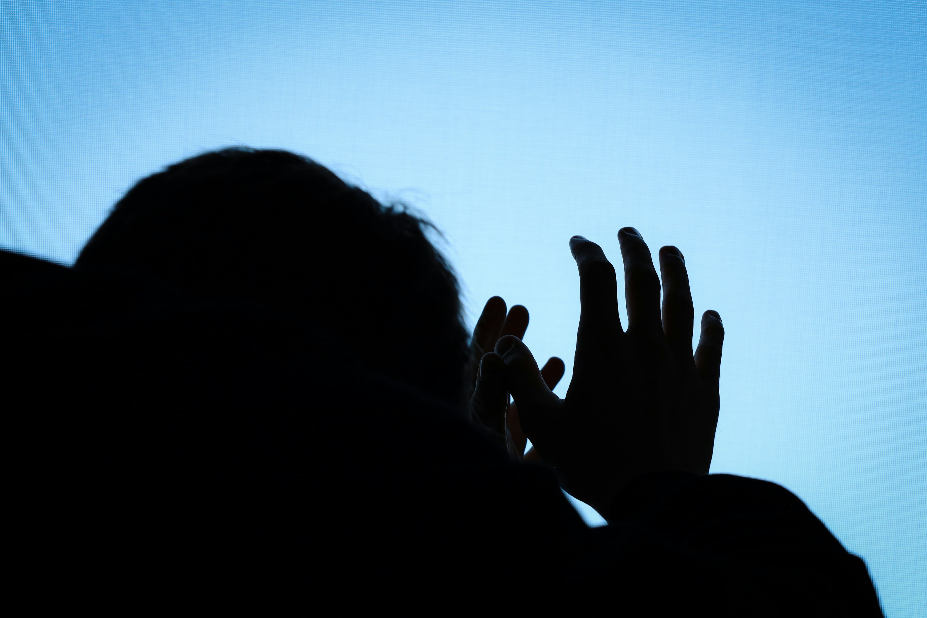 les mains d'une personne s'�tendant vers le ciel
