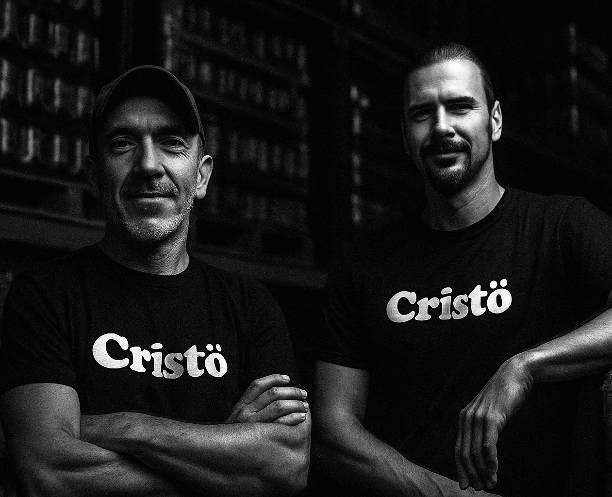 Deux bouteilles de boissons avec un verre de liquide rouge, entouré d'oranges et de feuilles de menthe sur une table, fond flou d'une cuisine.