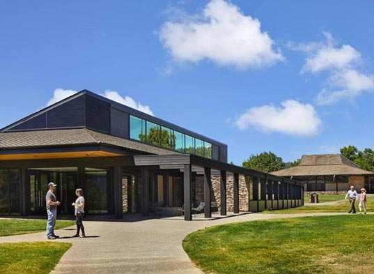 Umpqua Community College Tapʰòytʰaʼ Hall