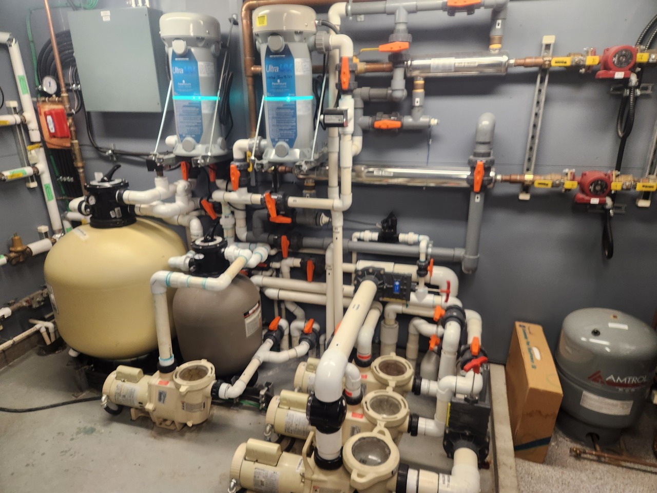 men's white crew-neck shirt