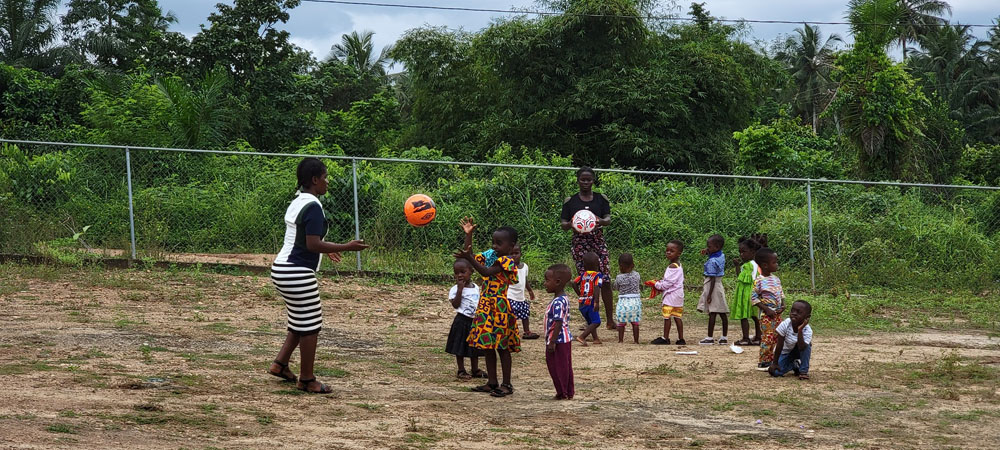 https://0901.nccdn.net/4_2/000/000/071/260/students-teachers-at-play.jpg
