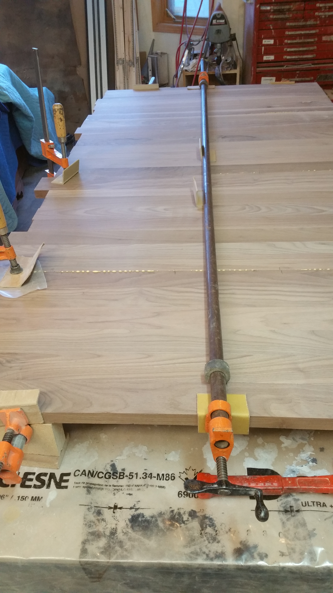 Glueing and Clamping the Top