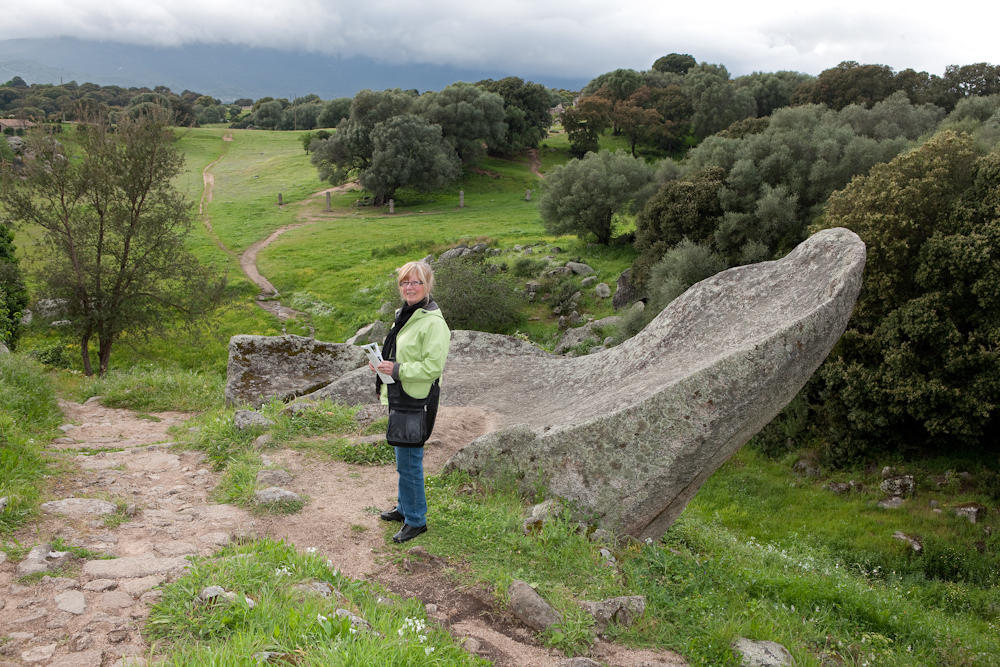 Sur le site de 
Filitosa 
au milieu des 
vestiges mégalitiques 
et des menhirs 
alignés au loin - Avril 2010