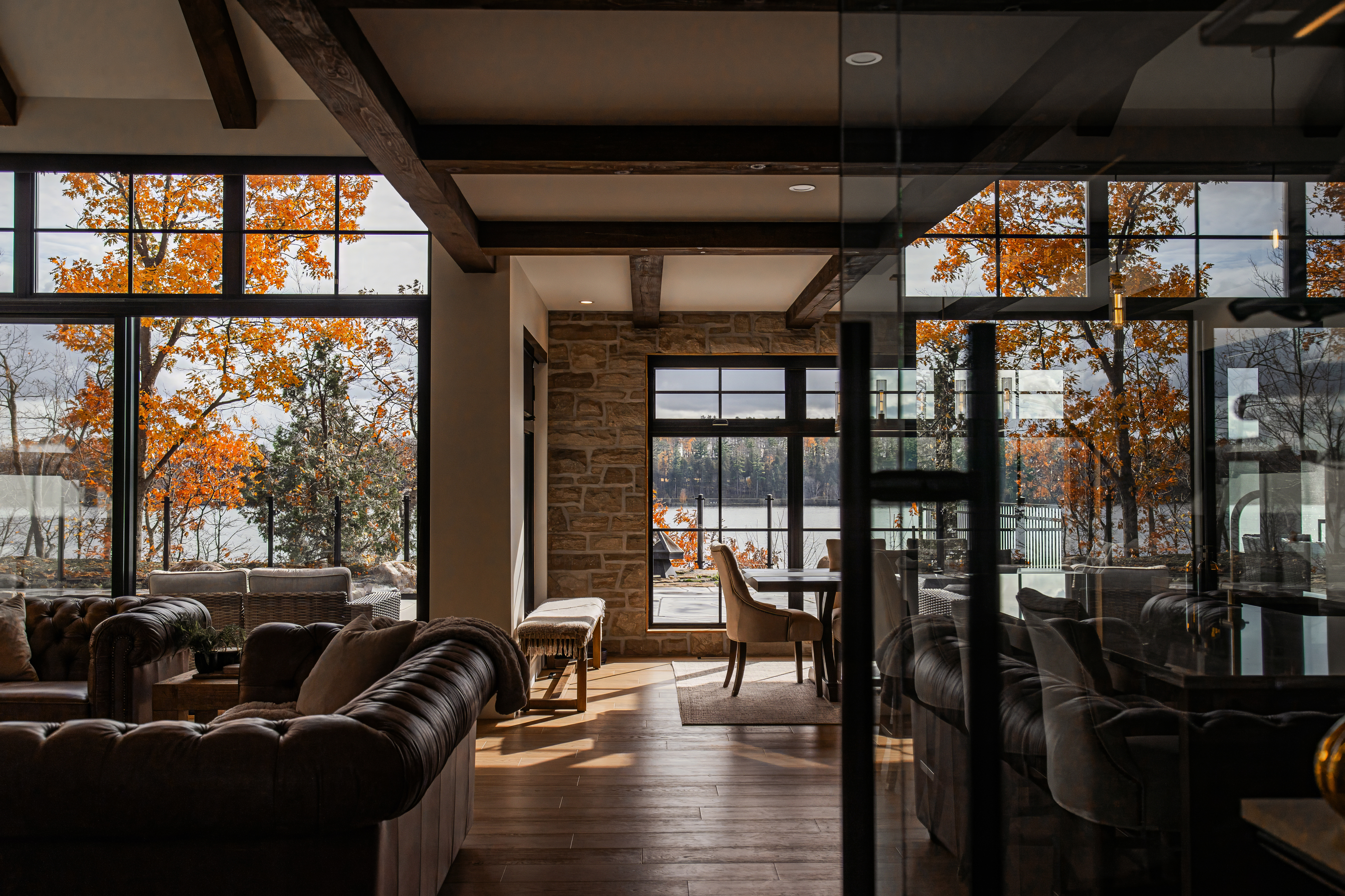 Espace de vie ouvert avec grande fenestration – intérieur lumineux et connexion avec la nature