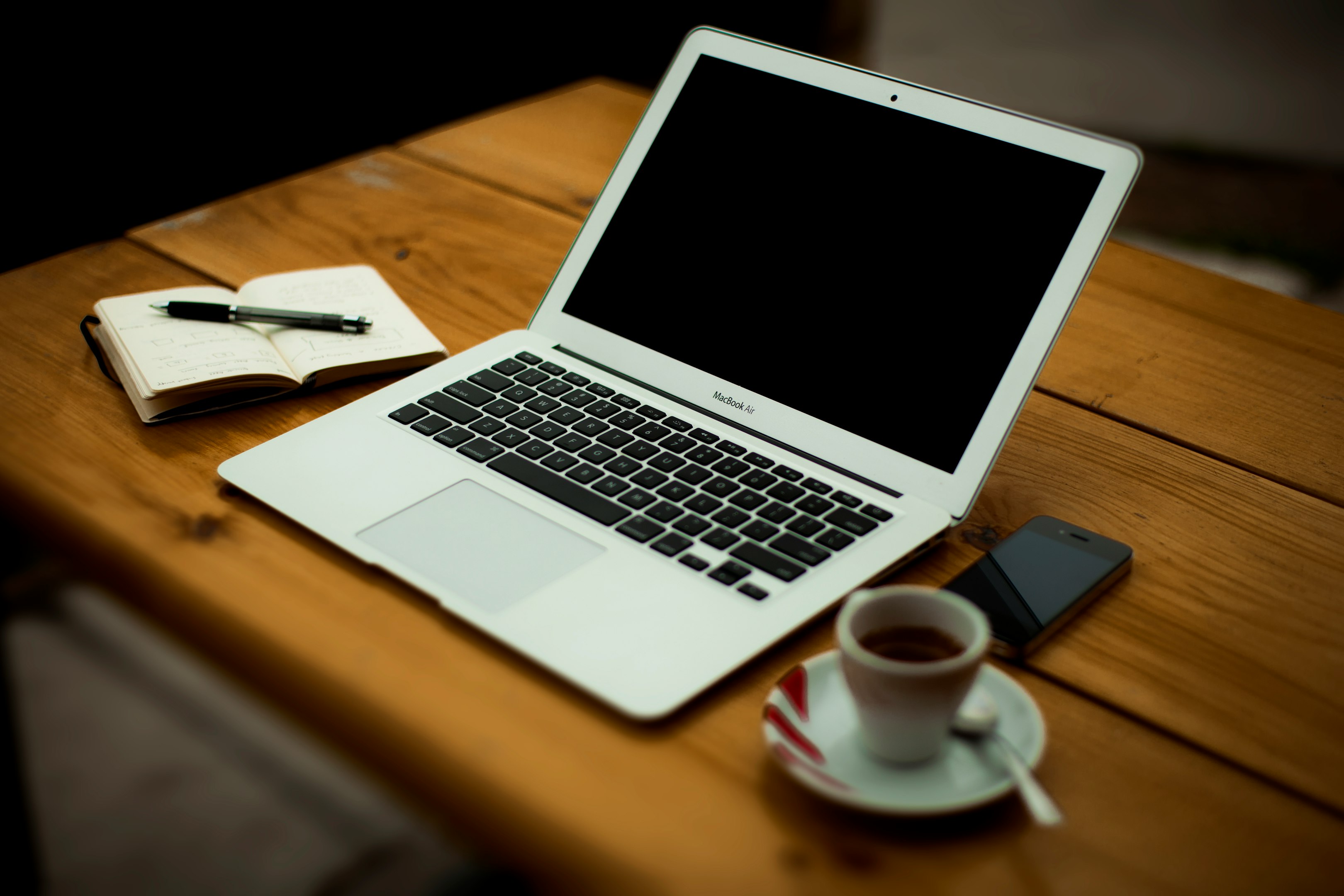 MacBook Air sur une table en bois marron