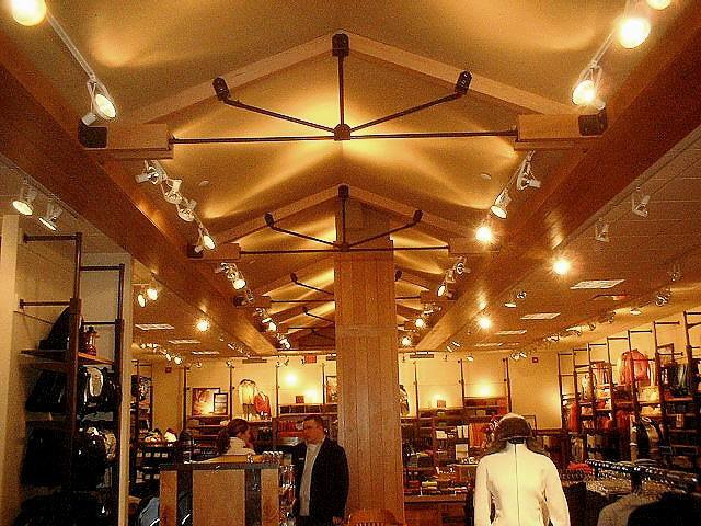 Eddie Bauer
Upper Canada Mall