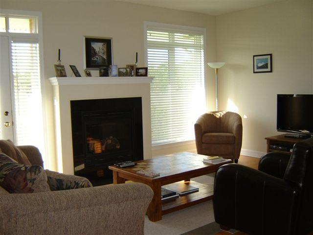 https://0901.nccdn.net/4_2/000/000/079/c81/manorill-living-room.jpg