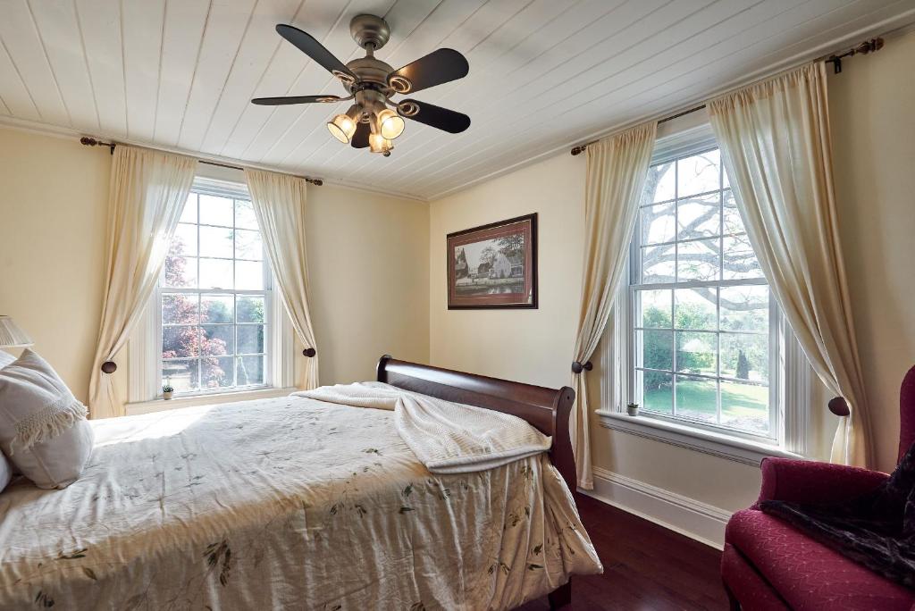Corner room with a single bed