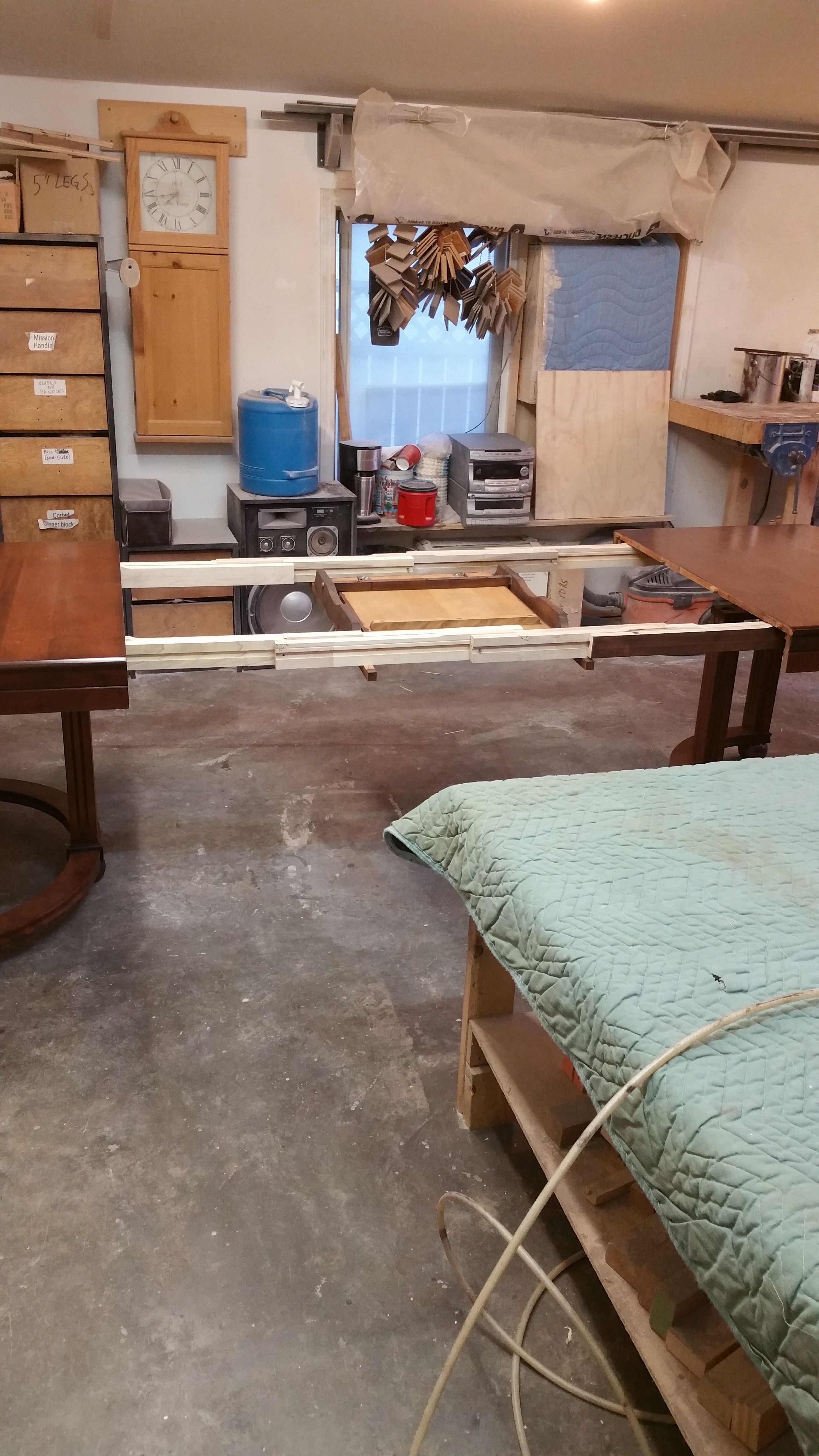 Now opens to fit 3 leaves