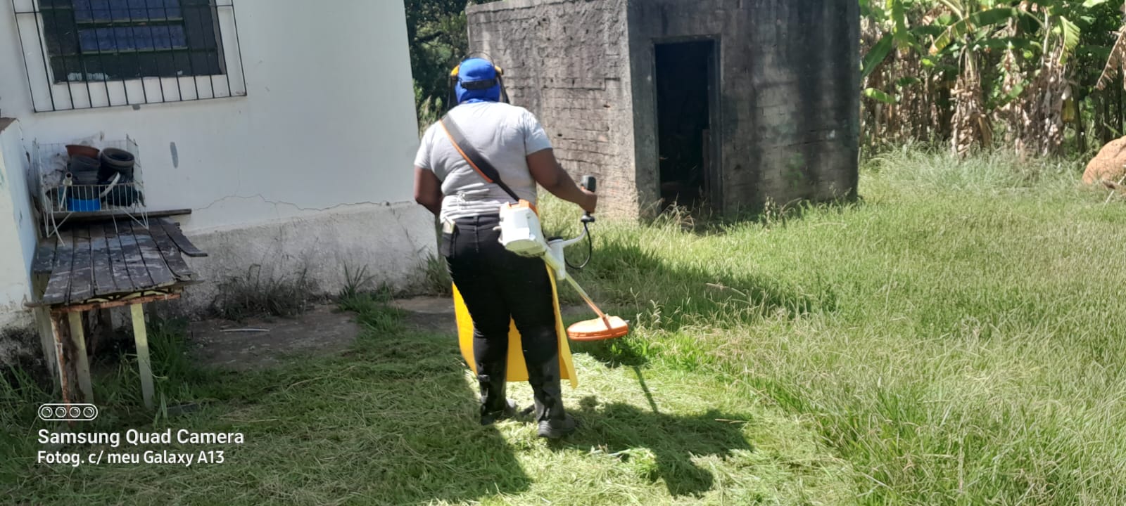 roçadeira em uso de corte na grama