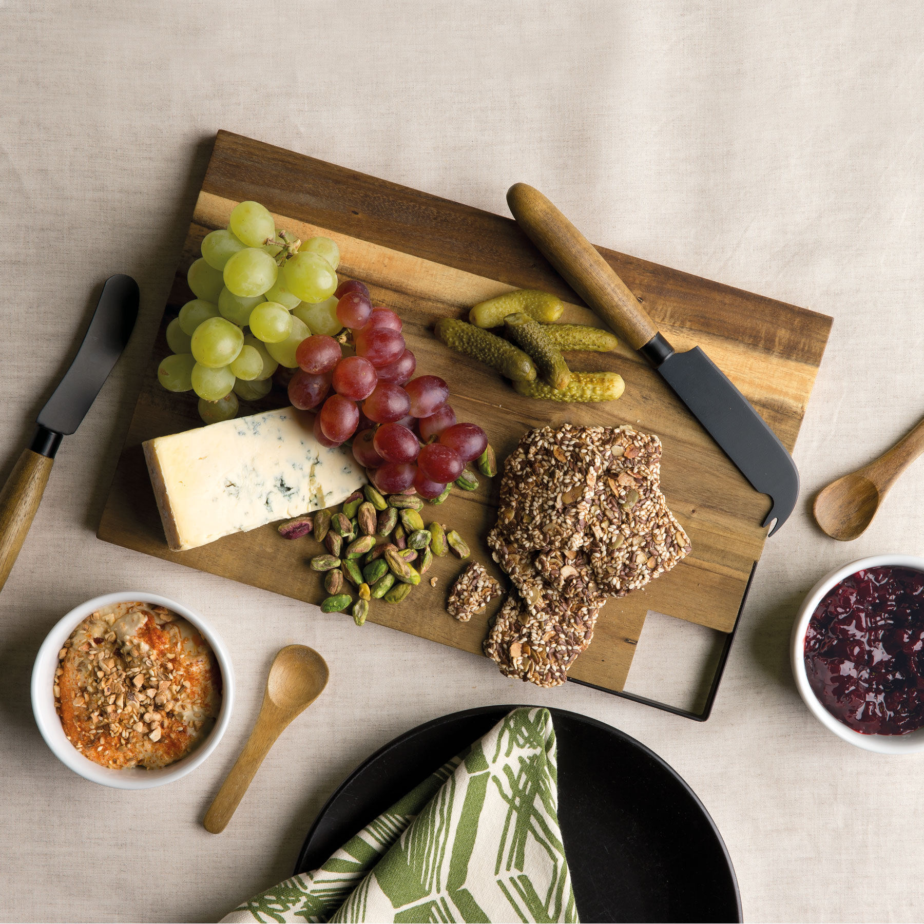 https://0901.nccdn.net/4_2/000/000/07f/249/meze-gourmet-set-lifestyle-1.jpg