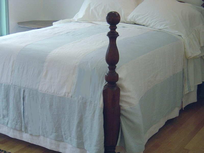 https://0901.nccdn.net/4_2/000/000/081/4ce/Blue_White_Bedding-800x600.jpg