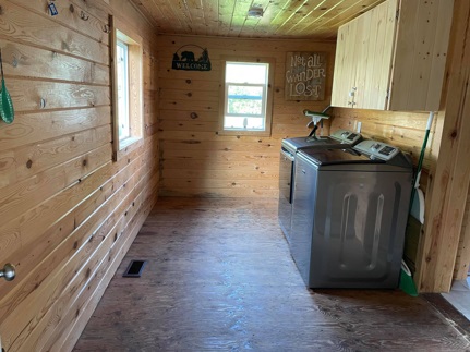 https://0901.nccdn.net/4_2/000/000/082/8ea/cozy-cottage-mudroom-interior.jpg