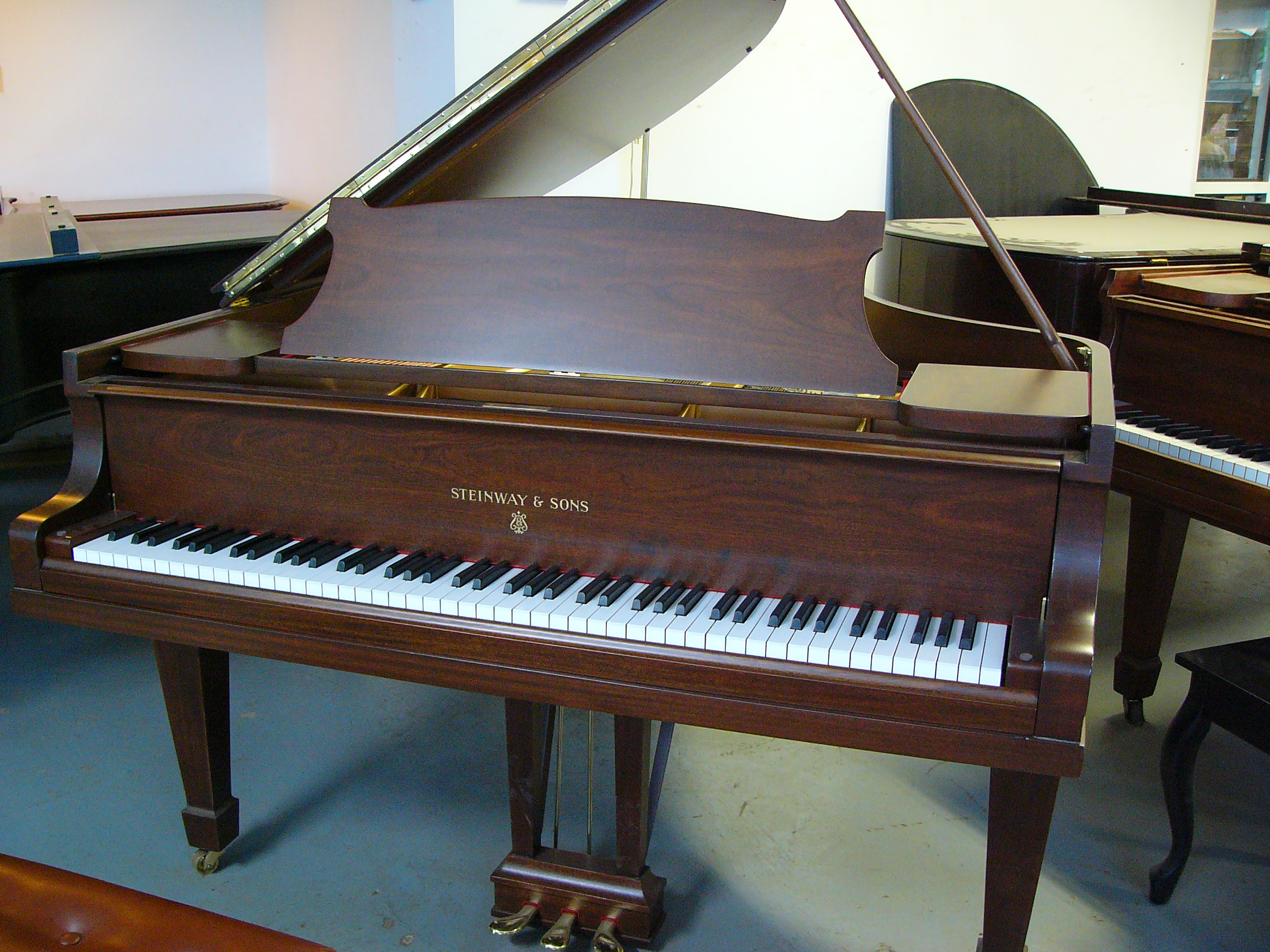 https://0901.nccdn.net/4_2/000/000/083/84e/P1070429-beau-petit-steinway-gr-brun.JPG