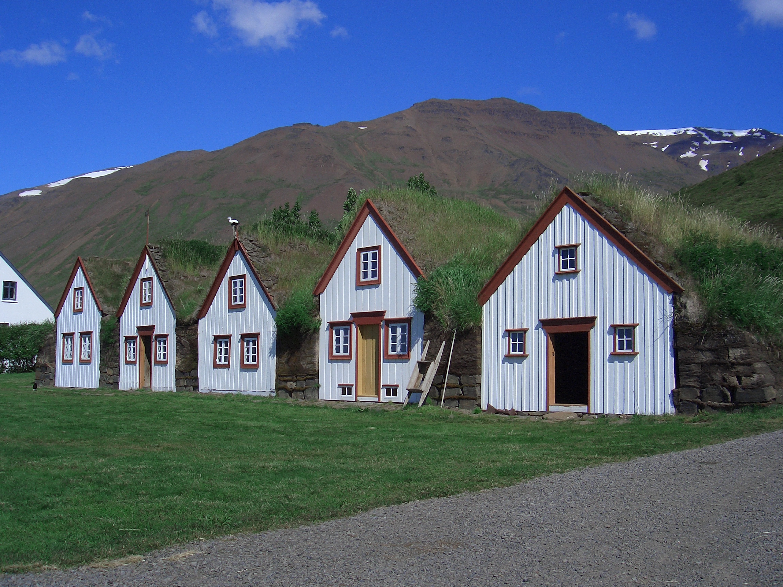 https://0901.nccdn.net/4_2/000/000/084/3b1/iceland08--289-.jpg