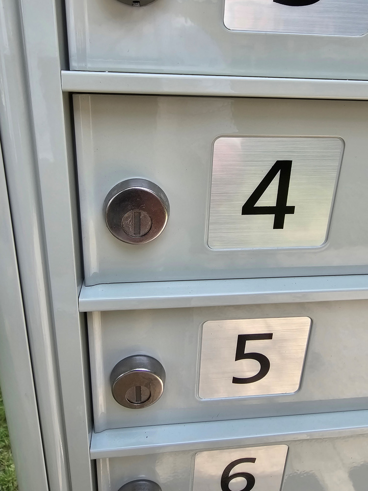 https://0901.nccdn.net/4_2/000/000/086/598/canada-post-new-lock_.jpg