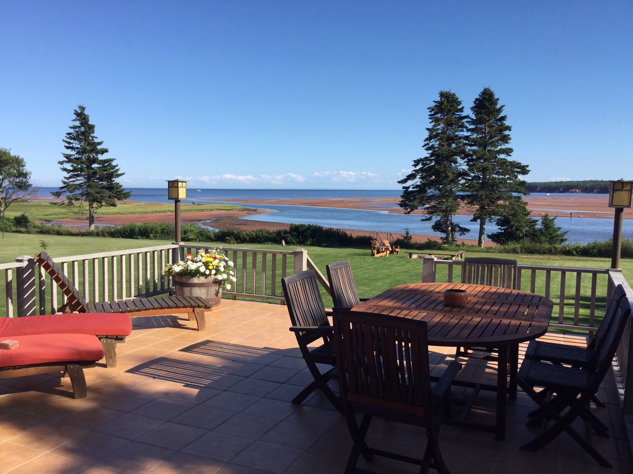 HOWE BAY BEACH HOUSE Howe Bay Summer Home