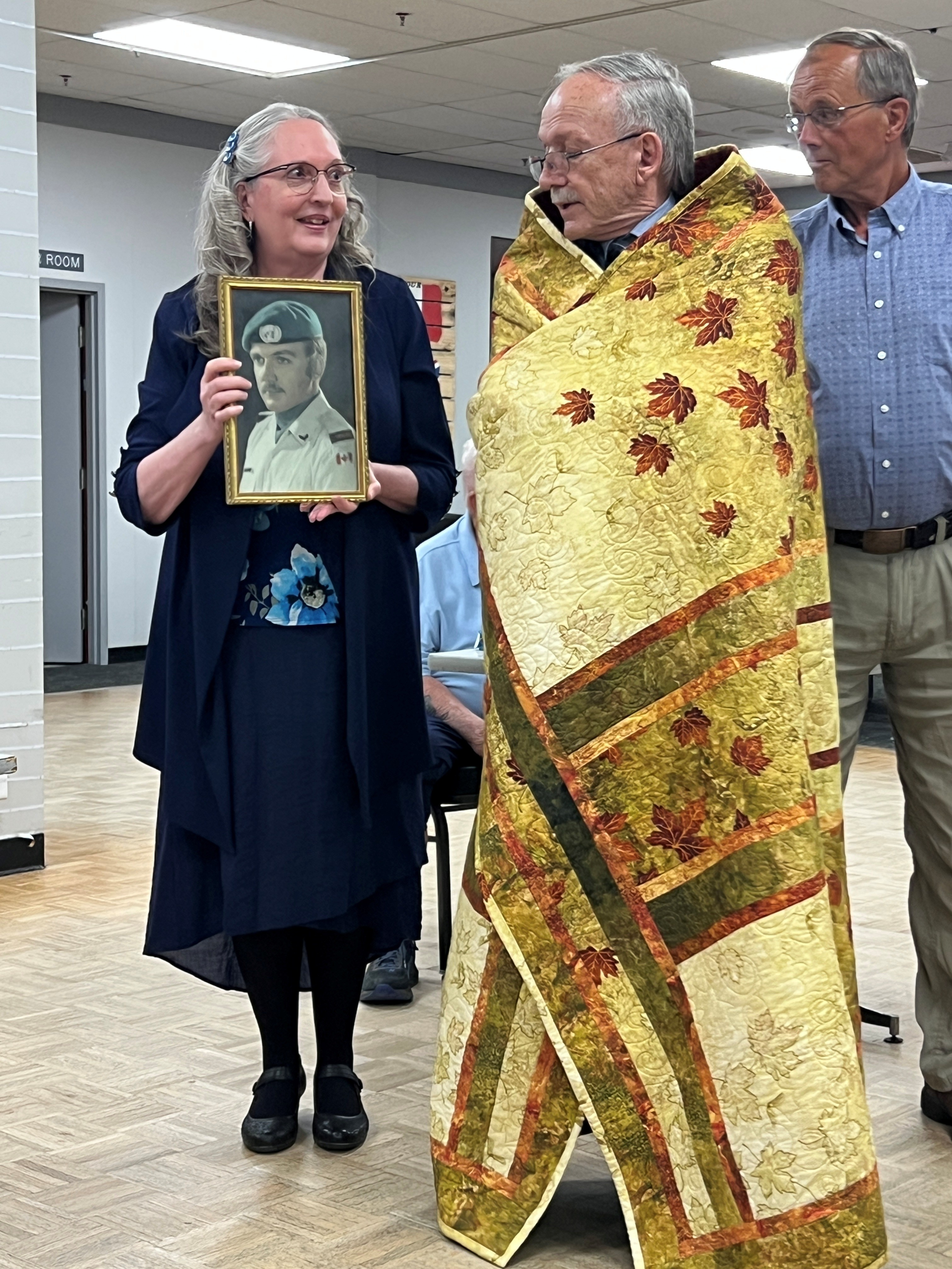 https://0901.nccdn.net/4_2/000/000/087/132/6-quilt-presnetation-to-pau-with-his-wife-lorraine.jpg