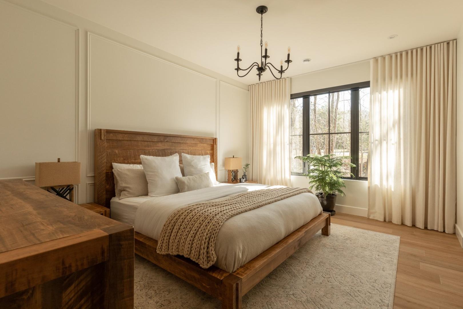 Chambre à coucher principale avec voilage – ambiance douce et lumineuse
