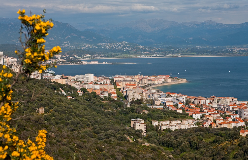 Ajaccio la capitale de 
la Corse, vue du 
sentier des Crêtes 
Avril 2010
