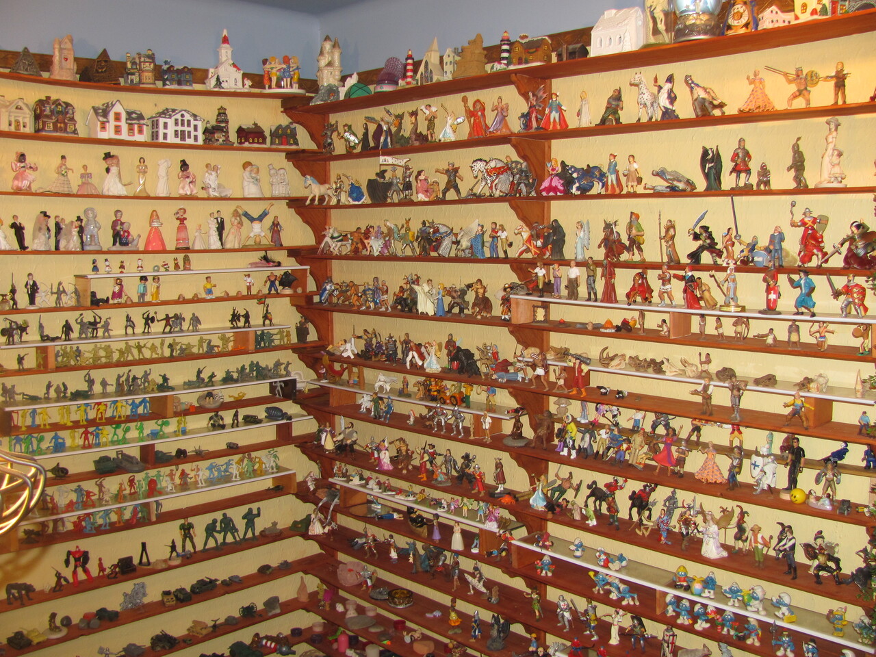 Quelques centaines de figurines et d'objets de décor vous attendent pour jouer.